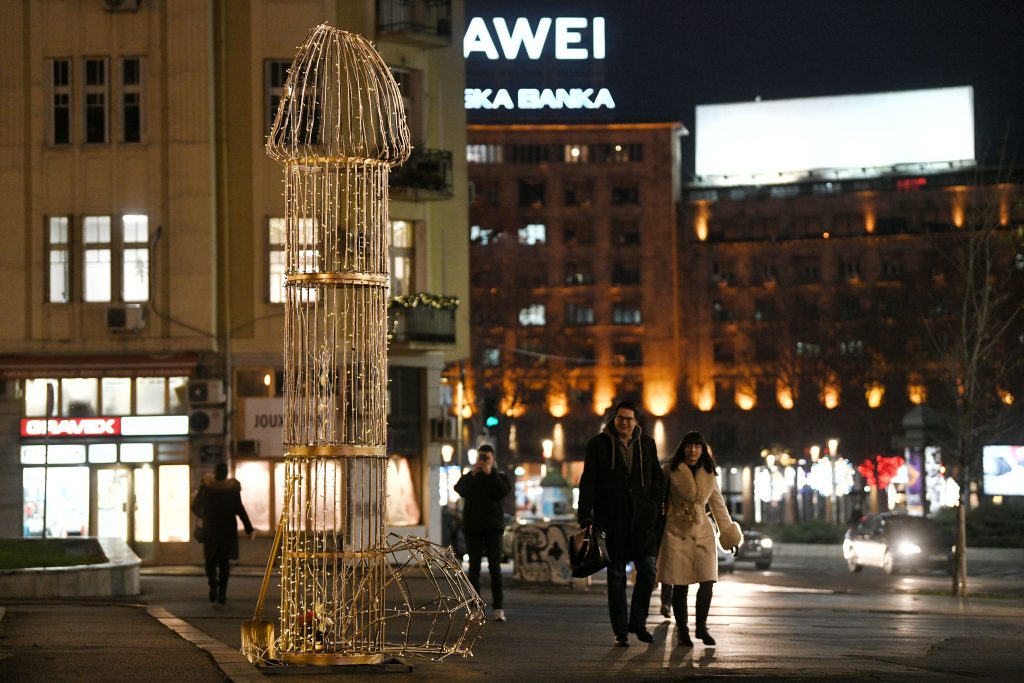 Beograd, 18.12.2020. Falus skulptura ispred Gradske Skupštine, performans, Pijanista Foto: Filip Krainčanić/Nova.rs