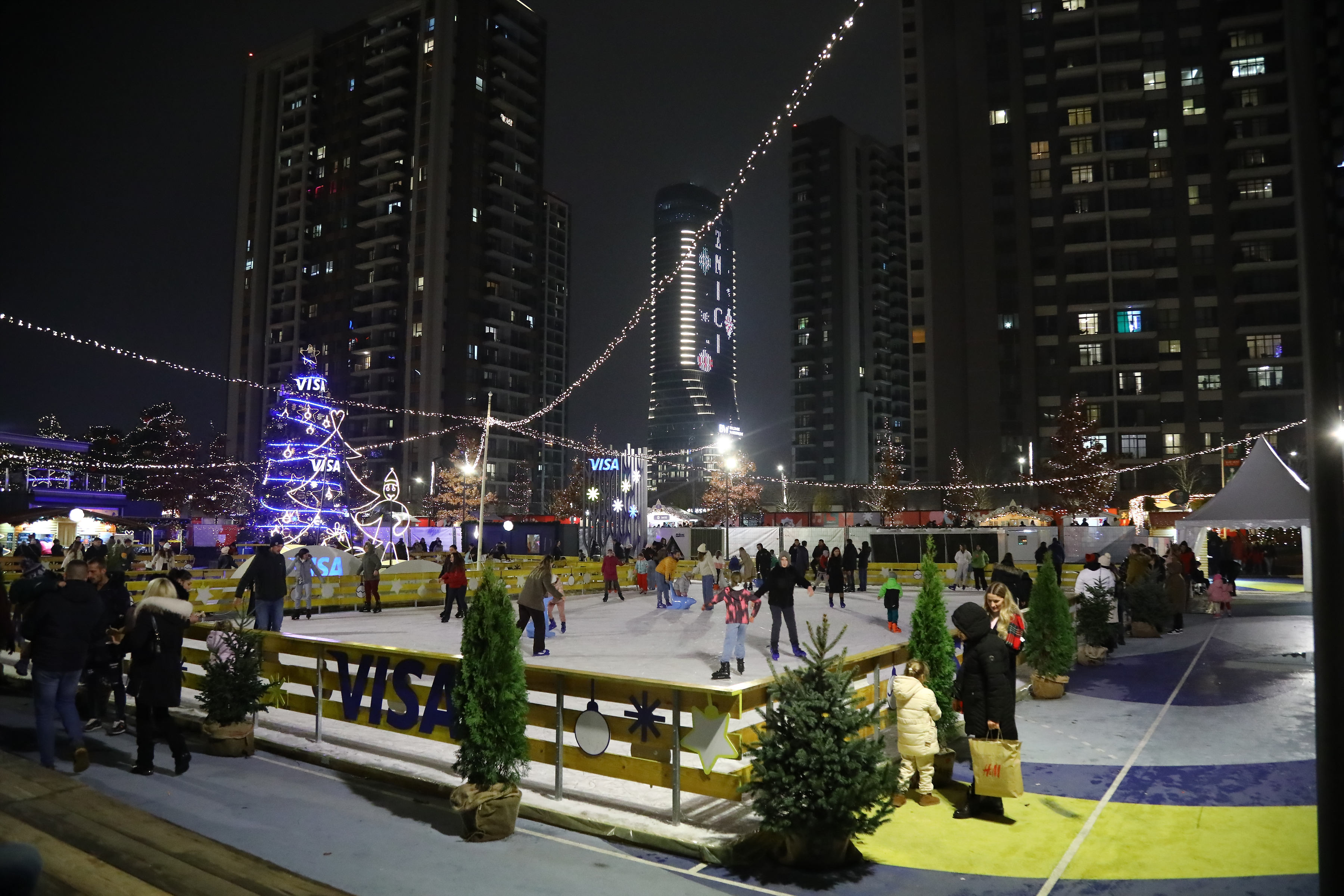 The Winter Fairytale Festival opened on December 6 and will run until January 5, 2025.Festival Zimska bajka otvoren je 6. decembra i trajace do 5. januara 2025.