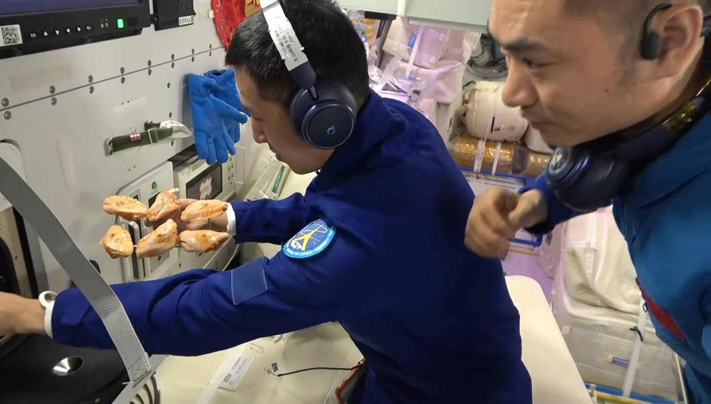 China unveils space over for zero-gravity cooking