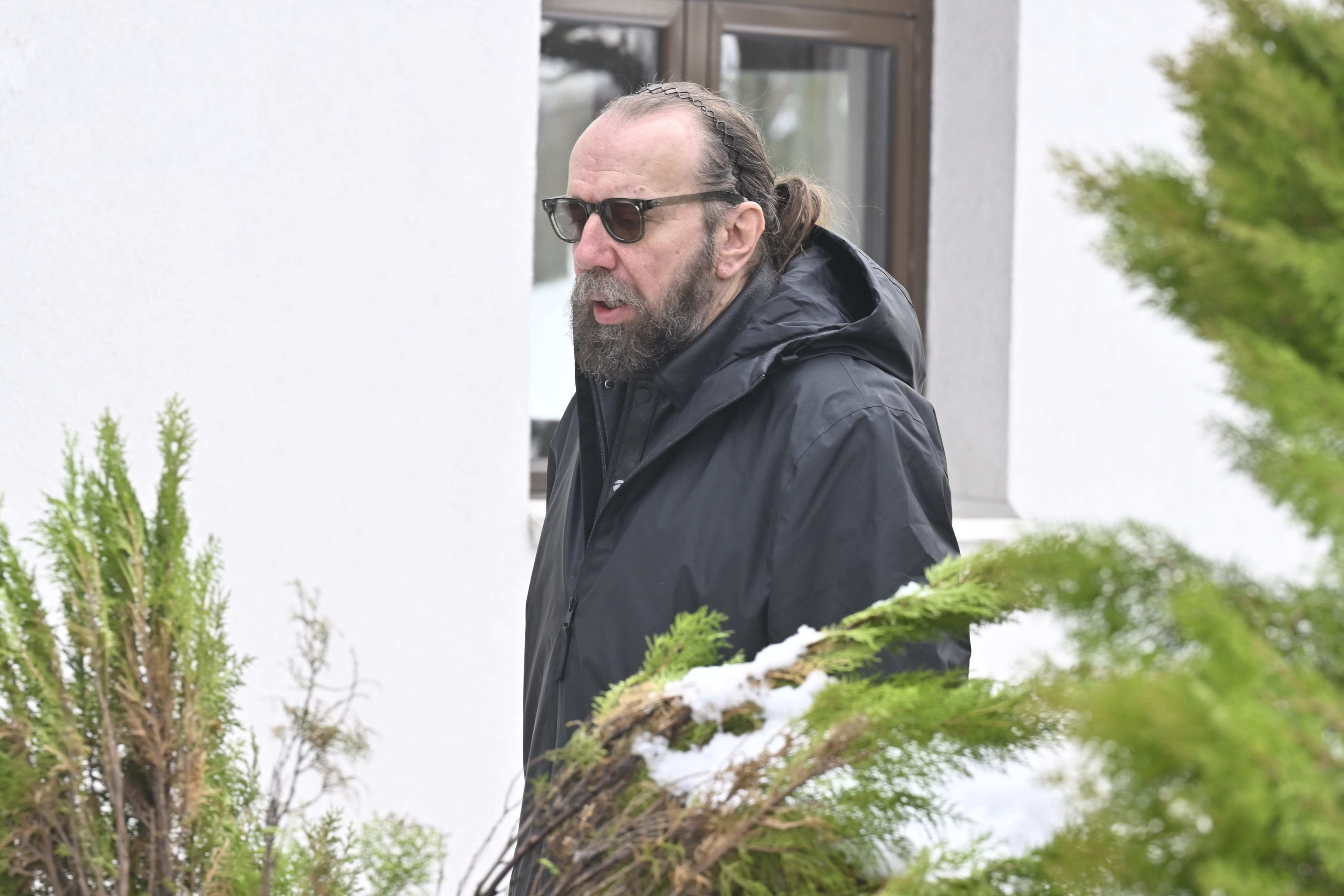 Musician Ljubomir Ljuba Ninkovic is buried at the New Bezanija Cemetery.Muzicar Ljubomir Ljuba Ninkovic je sahranjen na  Novom bezanijskom groblju.