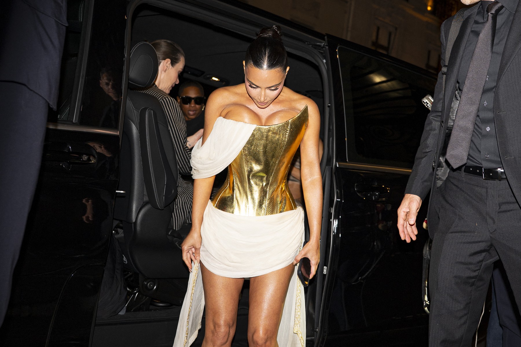 Kim Kardashian est de retour à son hôtel à Paris après sa soirée d'anniversaire (45 ans) au Crazy Horse