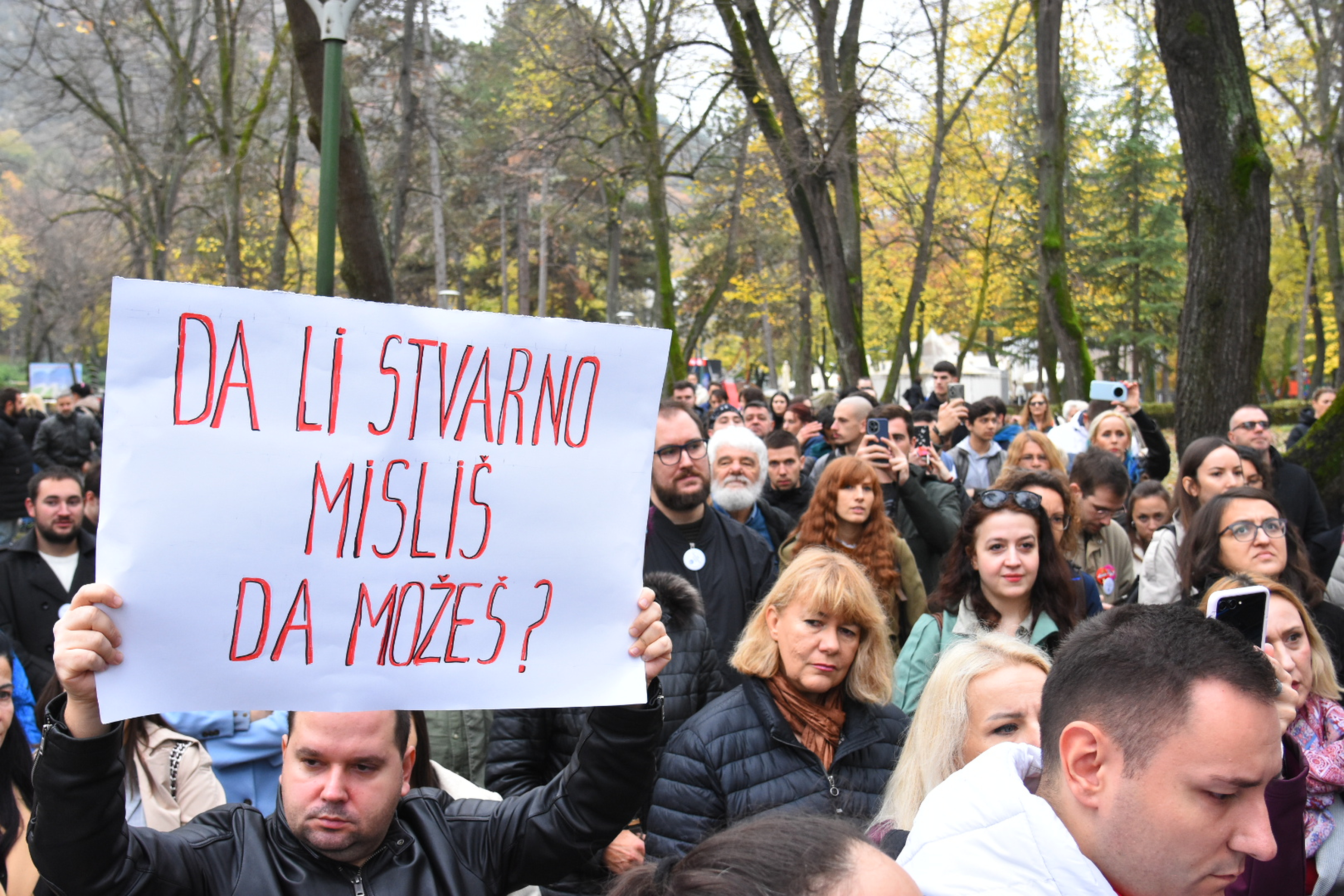 A protest was organized in Niska Banja on the occasion of the establishment of the Faculty of Serbian Studies, which was attended by students, professors and citizens, and the location was the Radon Hotel, where a meeting was held between representatives 