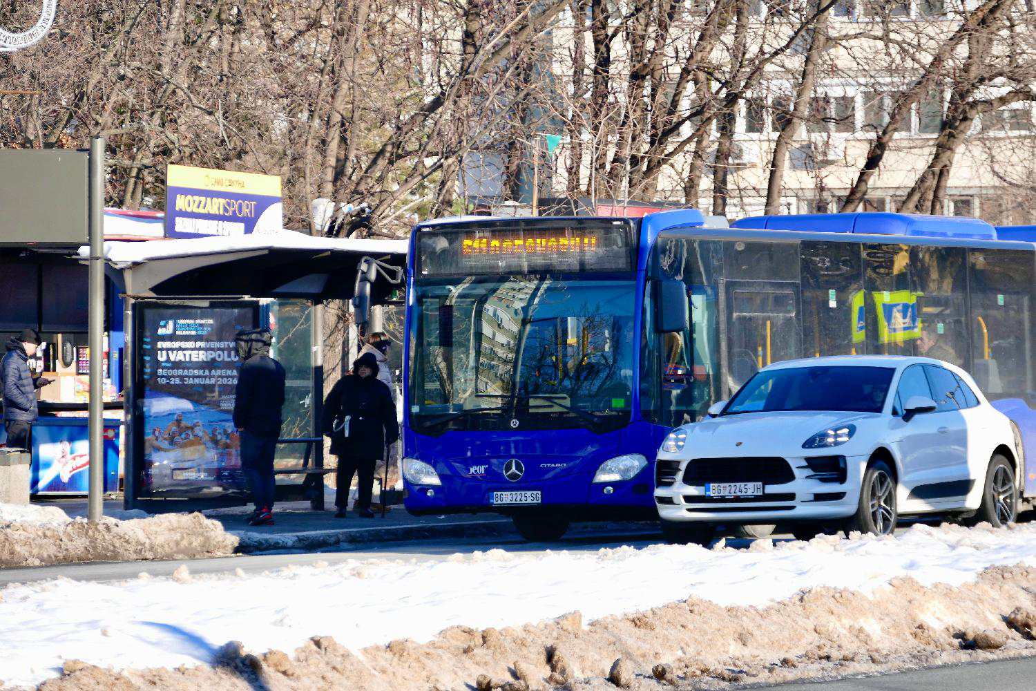 bus stajaliste autobusko stajaliste  Mesto: Beograd
Datum: Mon Jan 12 10:34:21 CET 2026
Dogadjaj: DRUŠTVO - prepodnevna atmosfera u ledeno hladnom Beogradu
Fotoreporter: Ognjen Stevanović
Izvor: FoNet