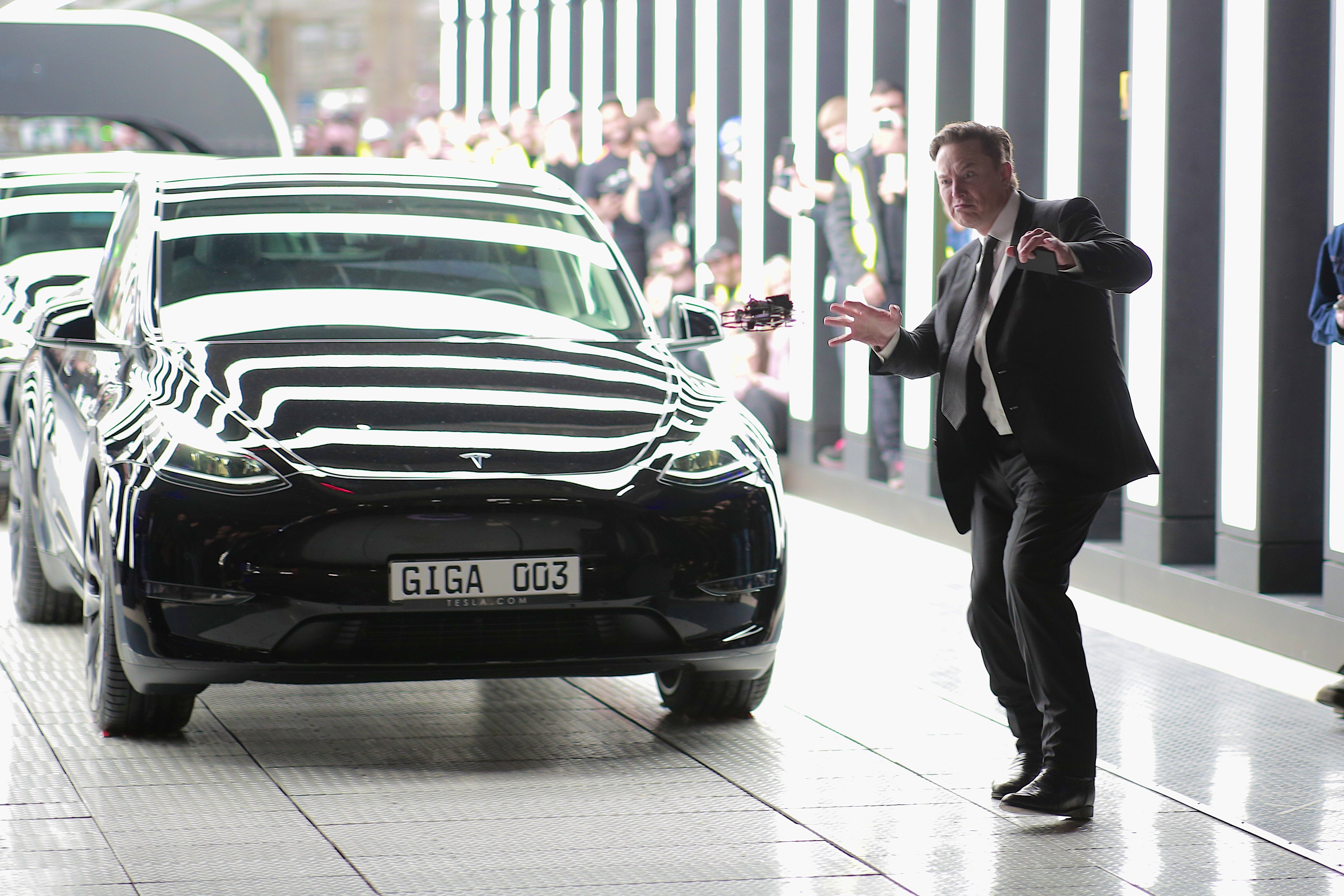 epa09842406 Tesla CEO Elon Musk poses with Tesla vehicles during the opening day of the Tesla 'Gigafactory' in Gruenheide near Berlin, Germany, 22 March 2022.  EPA-EFE/CHRISTIAN MARQUARDT / POOL