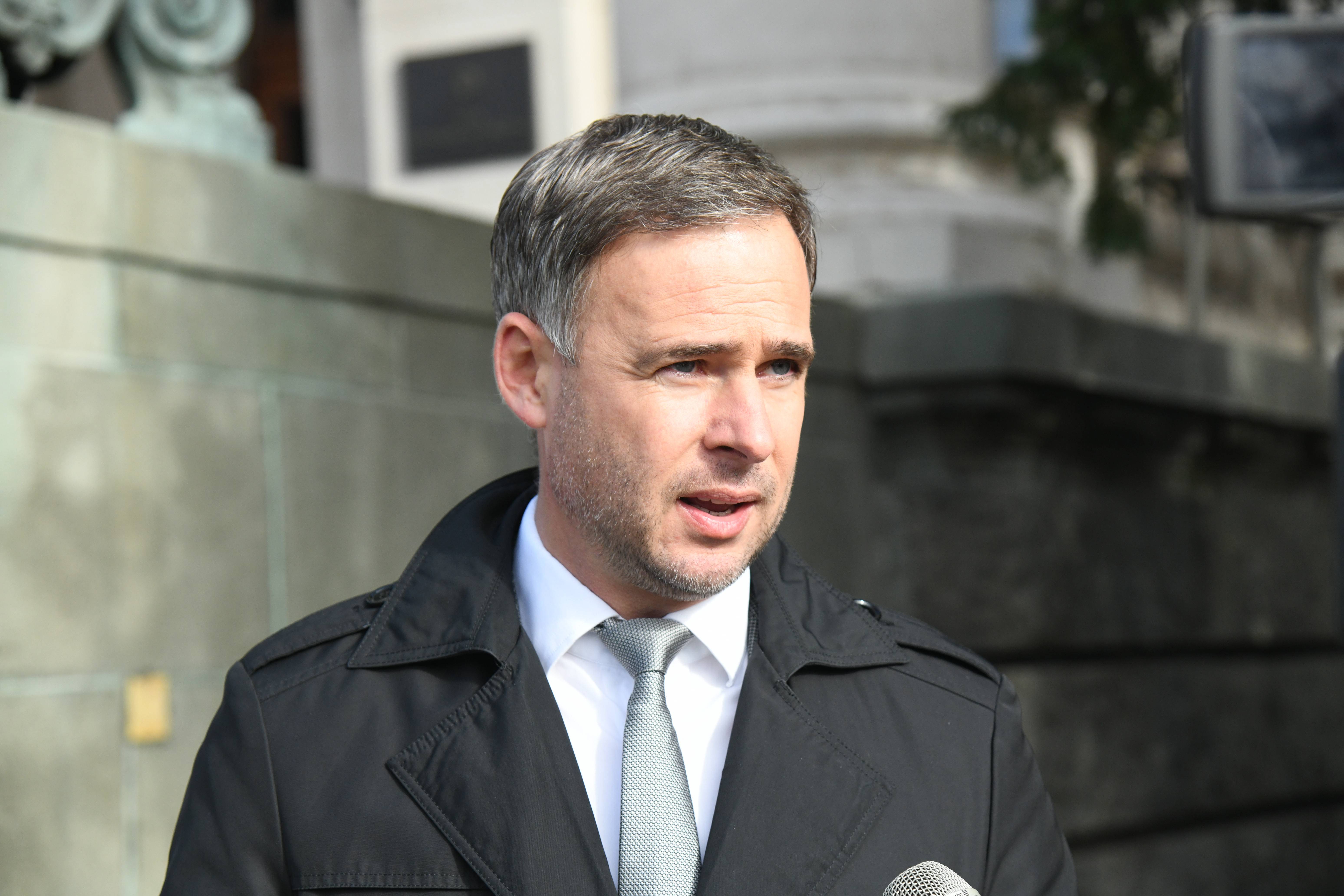 Beograd, 4.11.2025. - Predsednik Narodnog pokreta Srbije Miroslav Aleksic obraca se novinarima pre pocetka sednice Skupstine Srbije. (BETAPHOTO/MILAN ILIC)