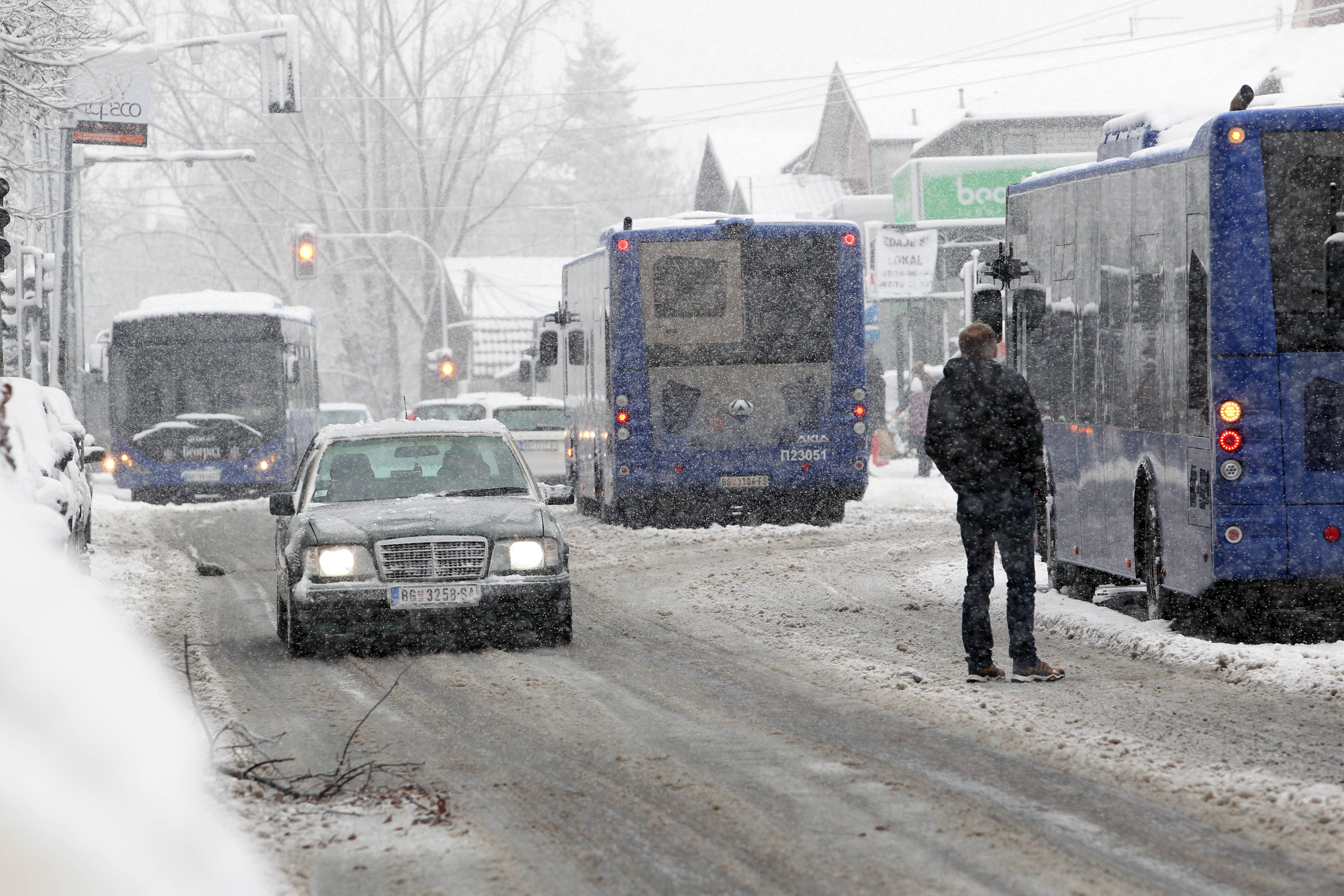 Beograd, 04.01.2026. - Za neke uzivanje a za neke veliki problem. Sneg je u Borskoj ulici u Rakovici izazvao kolaps u saobracaju. Kolona gradskih autobusa stoji na ulici i ne pomera se.(BETAPHOTO/MILAN OBRADOVIC)