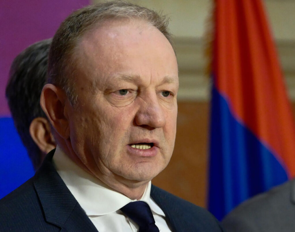 Mesto:  Beograd
Datum: Tue Dec 23 12:37:23 CET 2025
Dogadjaj: POLITIKA - Konferencija za novinare predsednika Stranke slobode i pravde Dragana Đilasa o rešenju energetske krize. 
Fotoreporter: Ognjen Stevanović
Ličnosti: Dragan Đilas
Izvor: FoNet