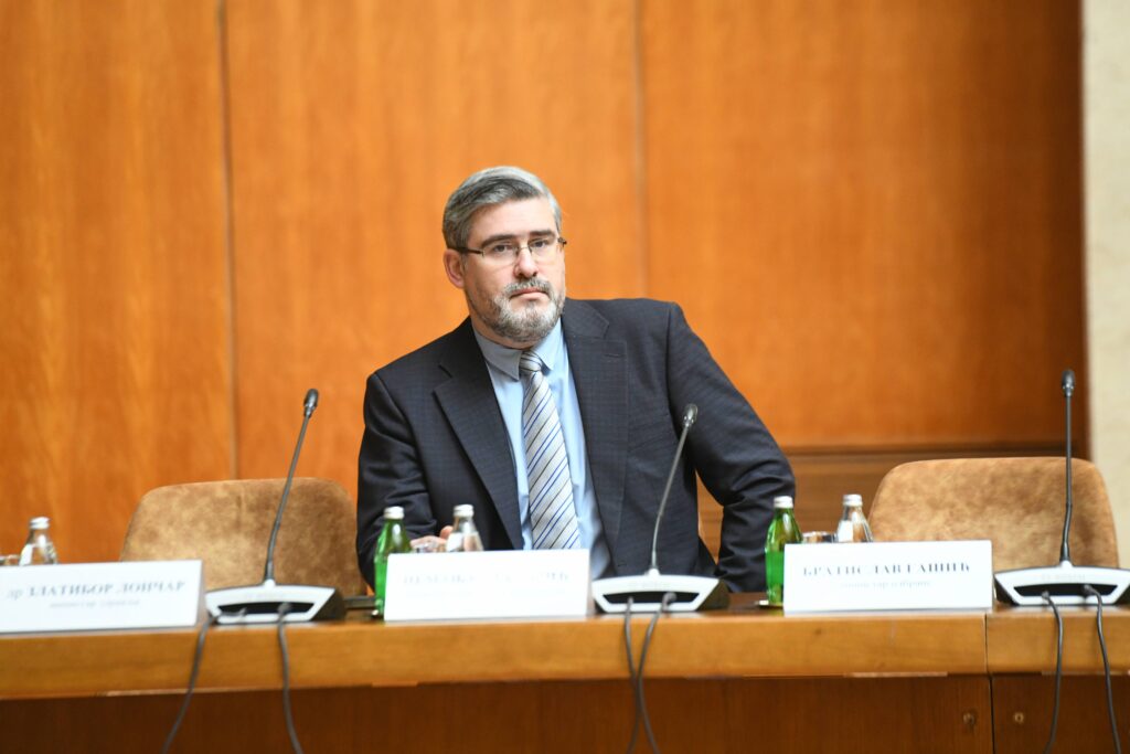 Beograd, 16.11.2025. - U 11.00 u Palati Srbija pocela je sednica Vlade Srbije na kojoj prisustvuje predsednik Republike Aleksandar Vucic, a pozvani su i svi direktori javnih preduzeca. (BETAPHOTO/Milan Ilic)