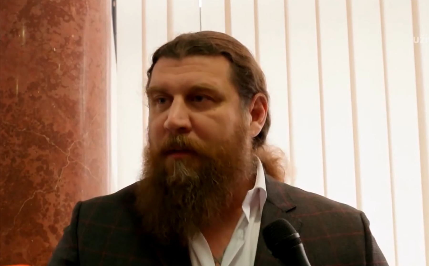 osoba koja je fizički napala snimatelja Mirka Todorovića na jednom od građanskih protesta u Novom