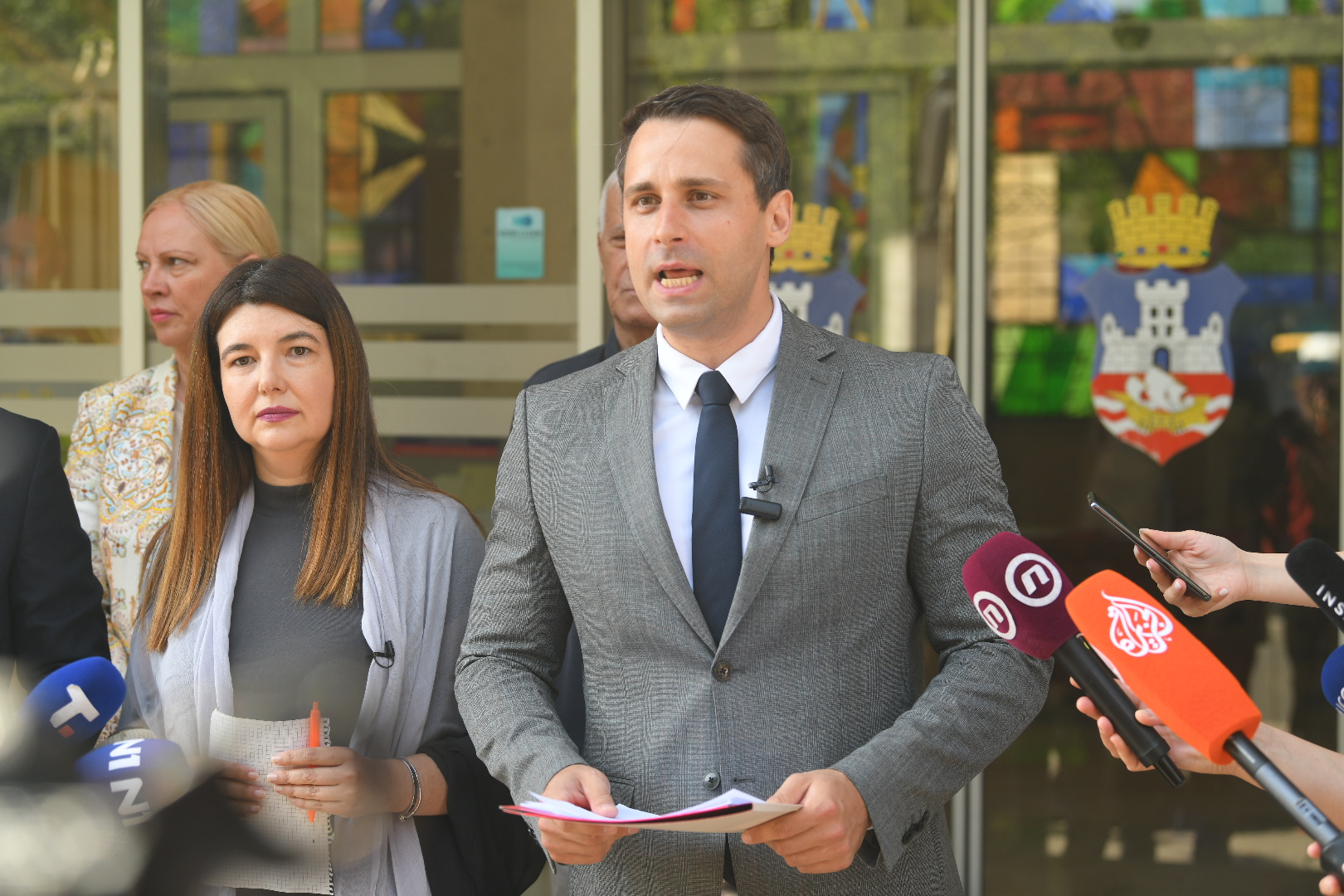 Beograd 01. jul 2024. Konferencija za novinare opozicionih stranaka  ispred Skupstine grada Beograda Foto:Amir Hamzagić/Nova.rs