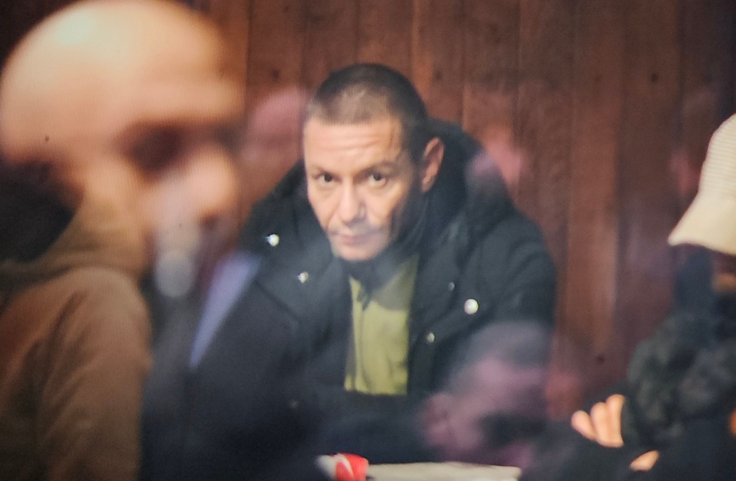 Jedan od SNS batinaša koji su demolirali kafanu u MIonici; Foto: Lokalni front