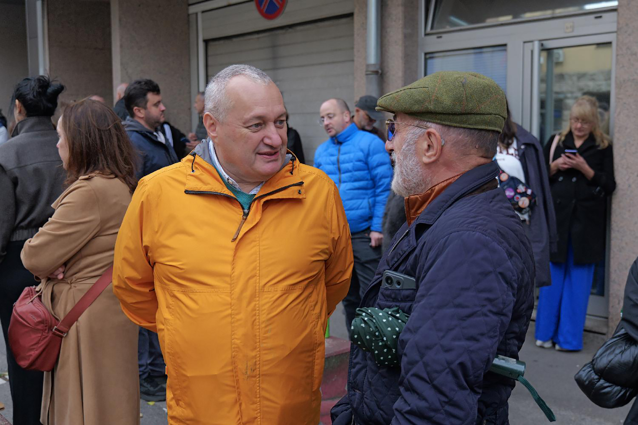 Protestni skup građana ispred policijske stanice zbog privođenja nekadašnjeg košarkaškog reprezentativca Vladimira Štimca