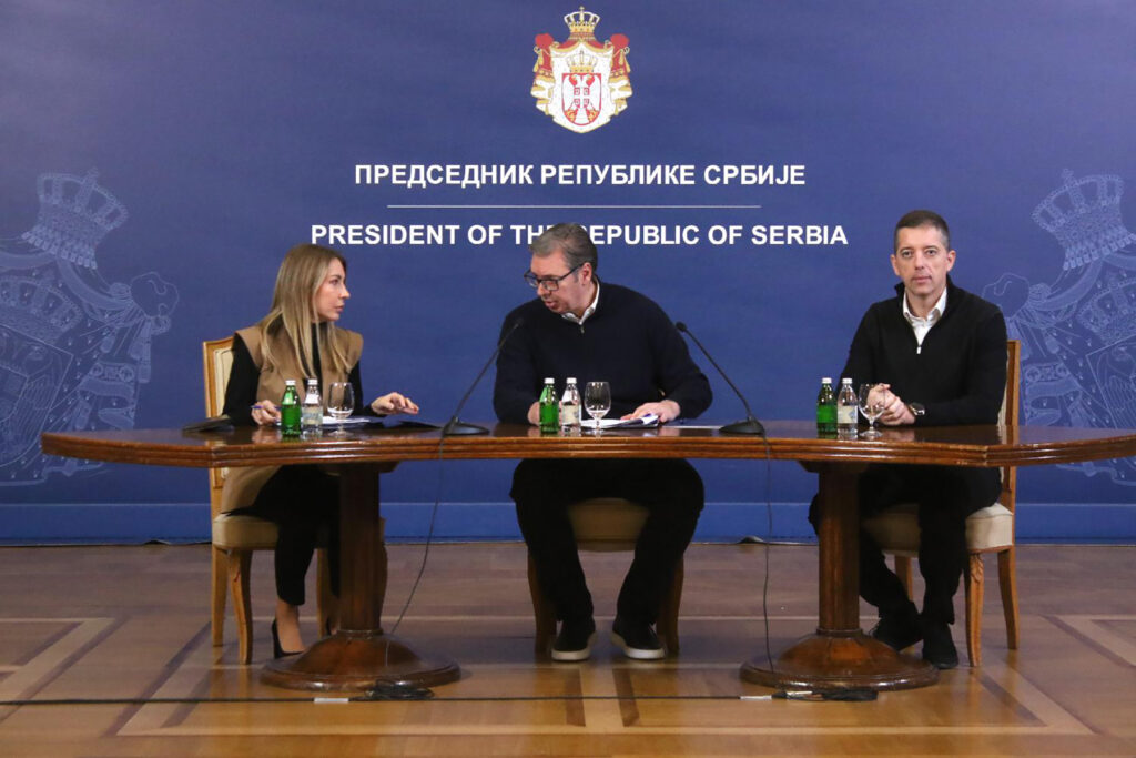 Mesto: Beograd
Datum: Tue Nov 25 11:45:13 CET 2025
Dogadjaj: POLITIKA - Obraćanje javnosti predsednika Srbije Aleksandra Vučića
Fotoreporter: Zoran Mrđa
Ličnosti: Aleksandar Vučić, Dubravka Đedović Handanović, Marko Đurić
Izvor: FoNet