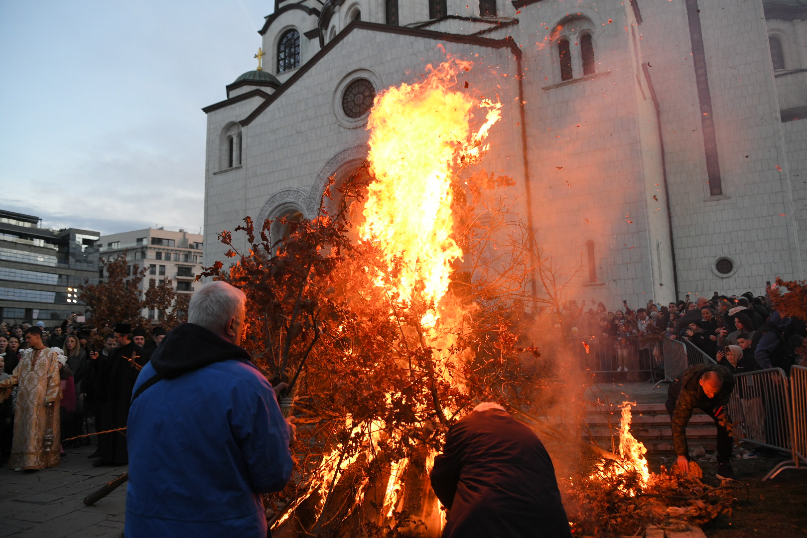 Beograd 06.01.2025. Badnjak, paljenje badnjaka, Hram Svetog Save, badnje veče