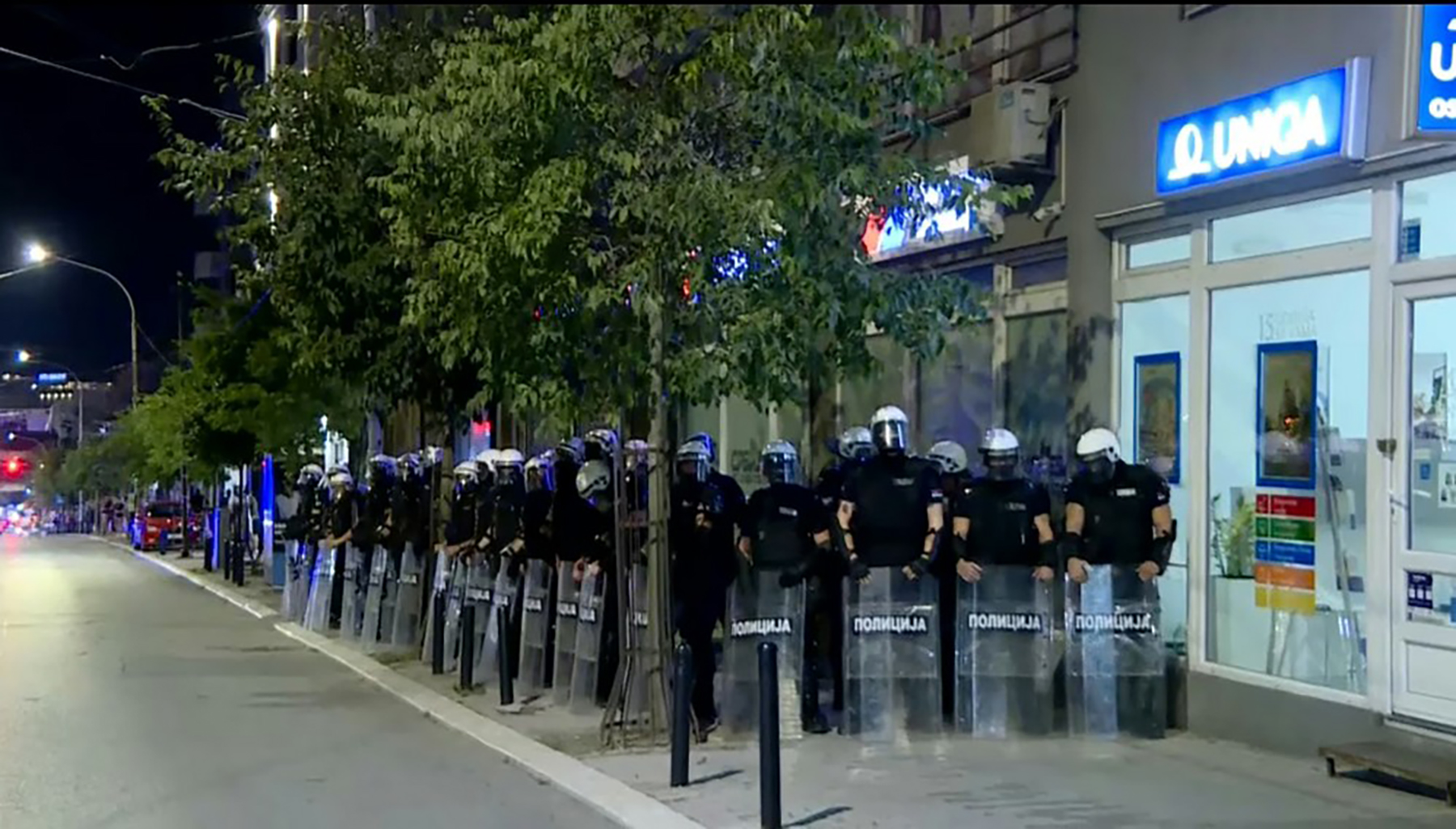 Kragujevac Kragujevčani koje su pozvali Ujedinjeni zborovi građana da se okupe na Đačkom trgu u znak podrške Dijani Hrka krenuli su u protestnu šetnju i zaustavili su se ispred prostorija Srpske napredne stranke