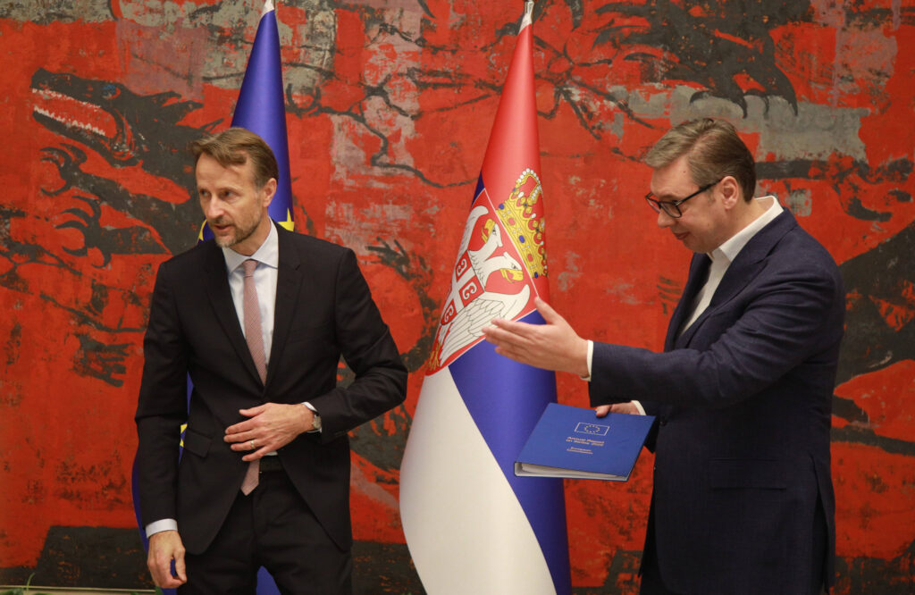Beograd, 6.11.2025. - Sef Delegacije EU u Srbiji Andreas fon Bekerat urucio je predsedniku Srbije Aleksandru Vucicu Godisnji izvestaj Evropske komisije o Srbiji, danas u Palati Srbija. (BETAPHOTO/MILOS MISKOV)