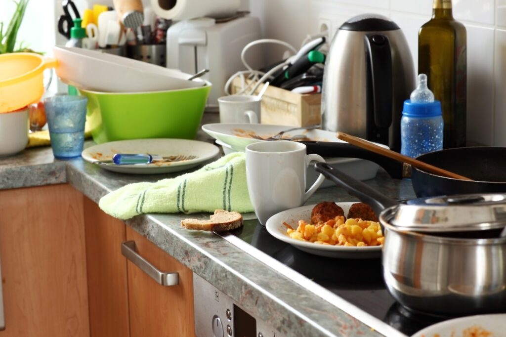 Pile of dirty dishes in the kitchen - Compulsive Hoarding Syndrom,Image: 168826569, License: Royalty-free, Restrictions: , Model Release: no, Credit line: Ingrid Balabanova / Panthermedia / Profimedia