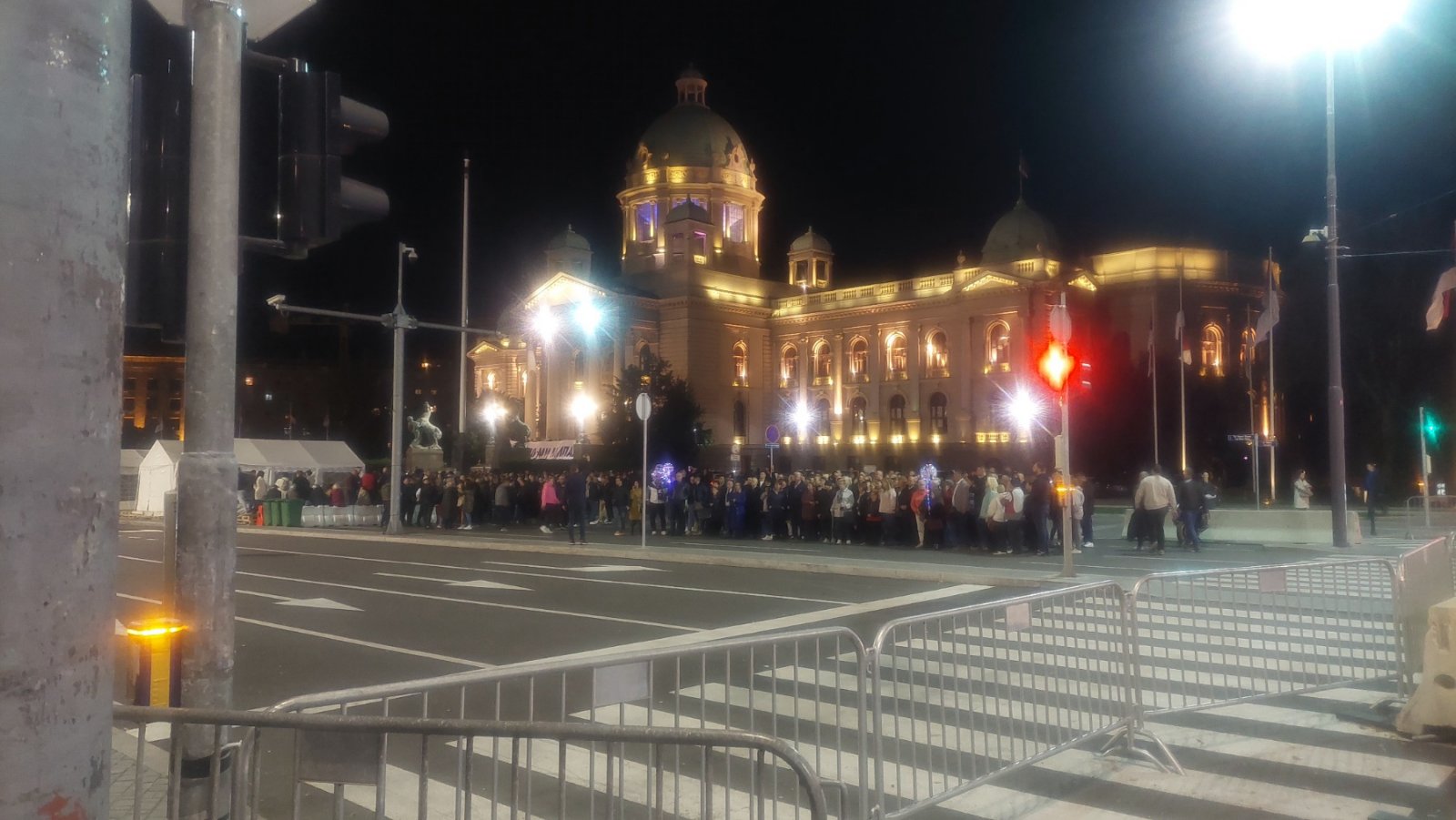 Beograd 29.10.2025. Pristalice vlasti dočekale u ćacilendu Milana Bogdanovića, upucanog u incidentu kada se zapalio šator Foto: Nataša Damnjanović/Nova.rs