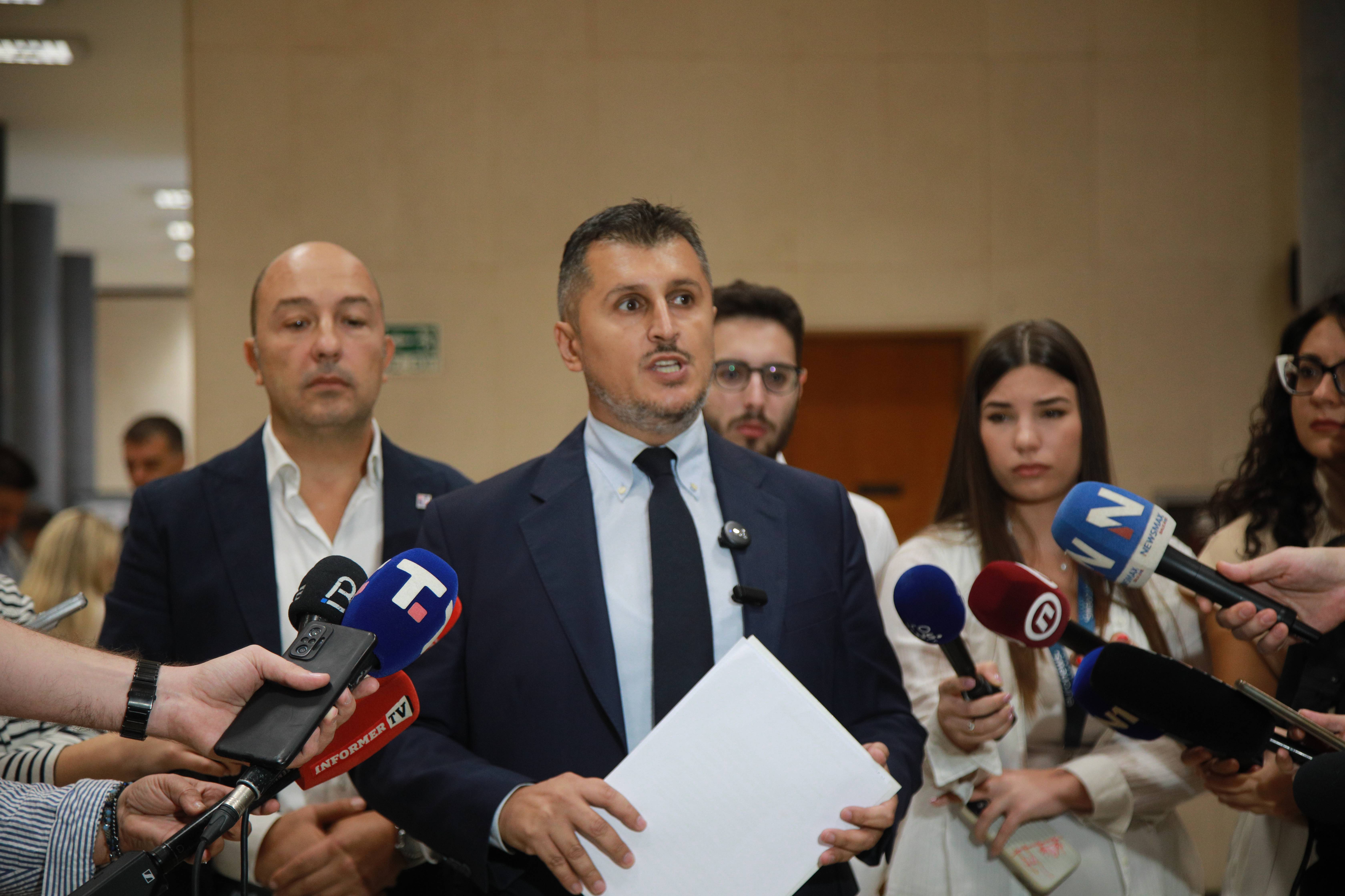 Beograd, 19.09.2025. - Odbornik Narodnog pokreta Srbije u skupstini Beograda Milos Pavlovic govori na konferenciji za novinare pre pocetka sednica gradskog parlamenta,  danas u Skupstini Grada u Beogradu. (BETAPHOTO/MILOS MISKOV)