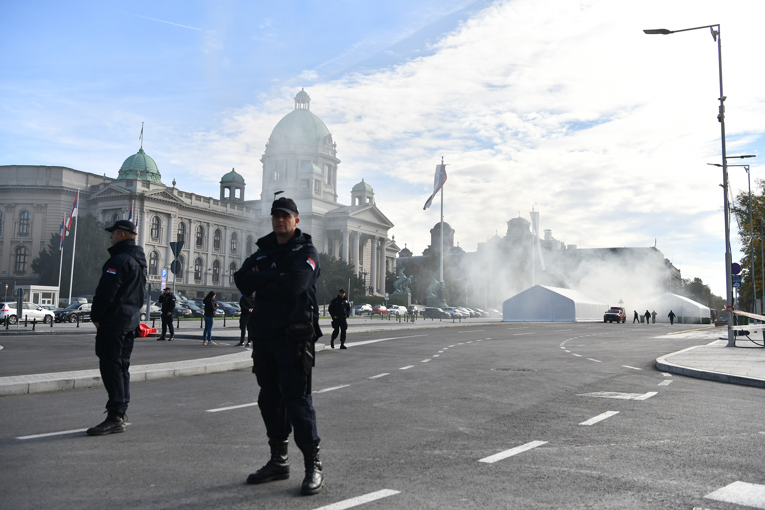 Beograd 22.10.2025. Požar ispred skupštine, ćacilend gori