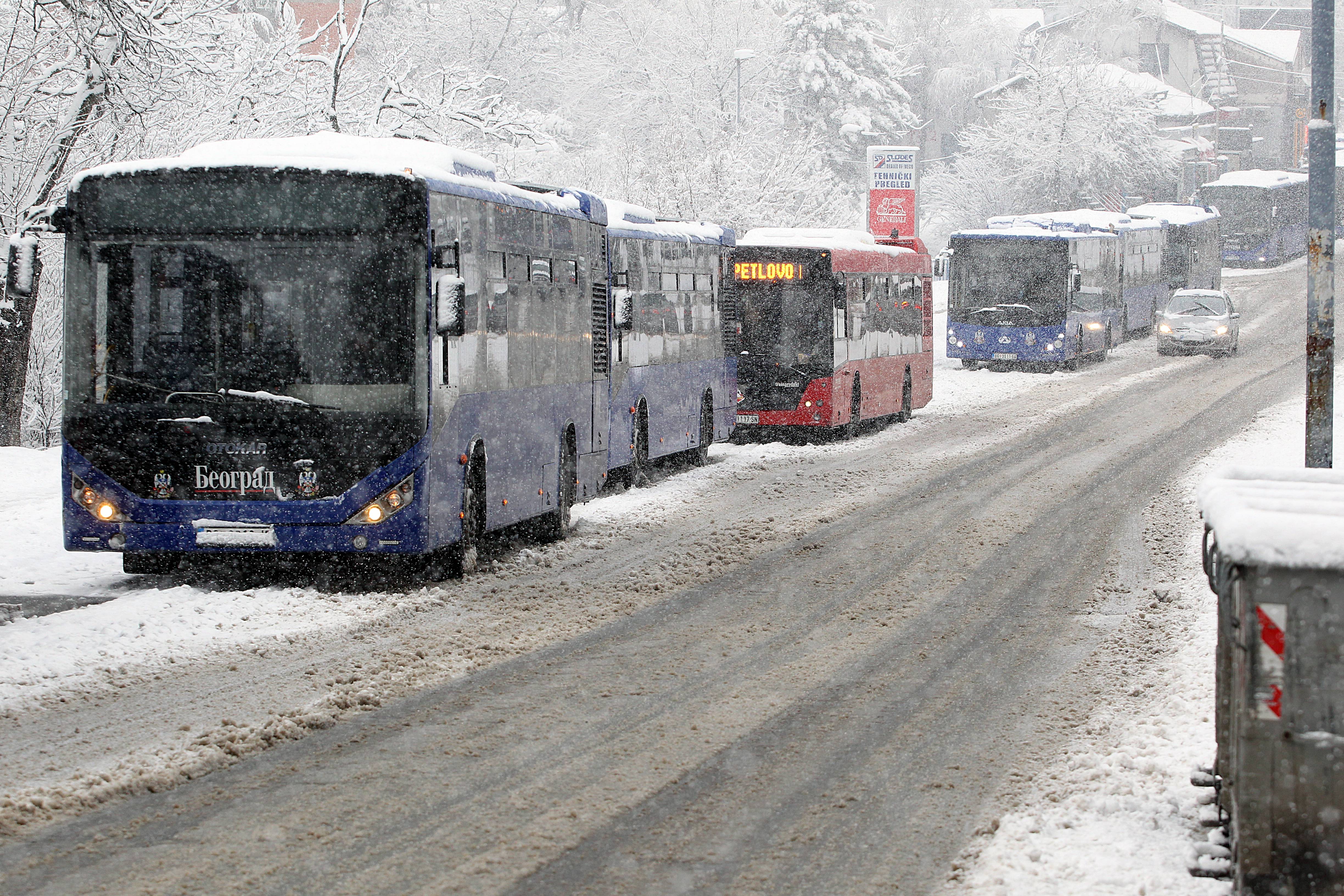 Beograd, 04.01.2026. - Za neke uzivanje a za neke veliki problem. Sneg je u Borskoj ulici u Rakovici izazvao kolaps u saobracaju. Kolona gradskih autobusa stoji na ulici i ne pomera se.(BETAPHOTO/MILAN OBRADOVIC)