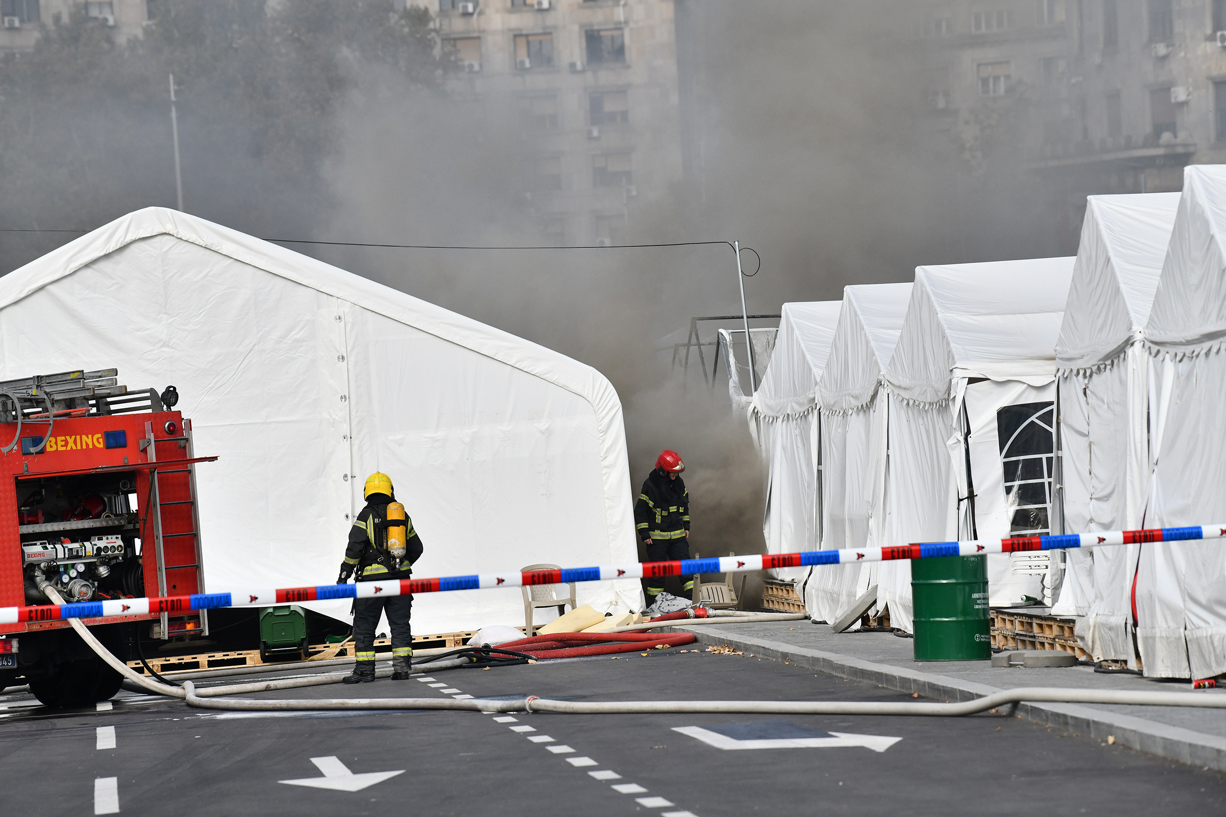 Beograd 22.10.2025. Požar ispred skupštine, ćacilend gori