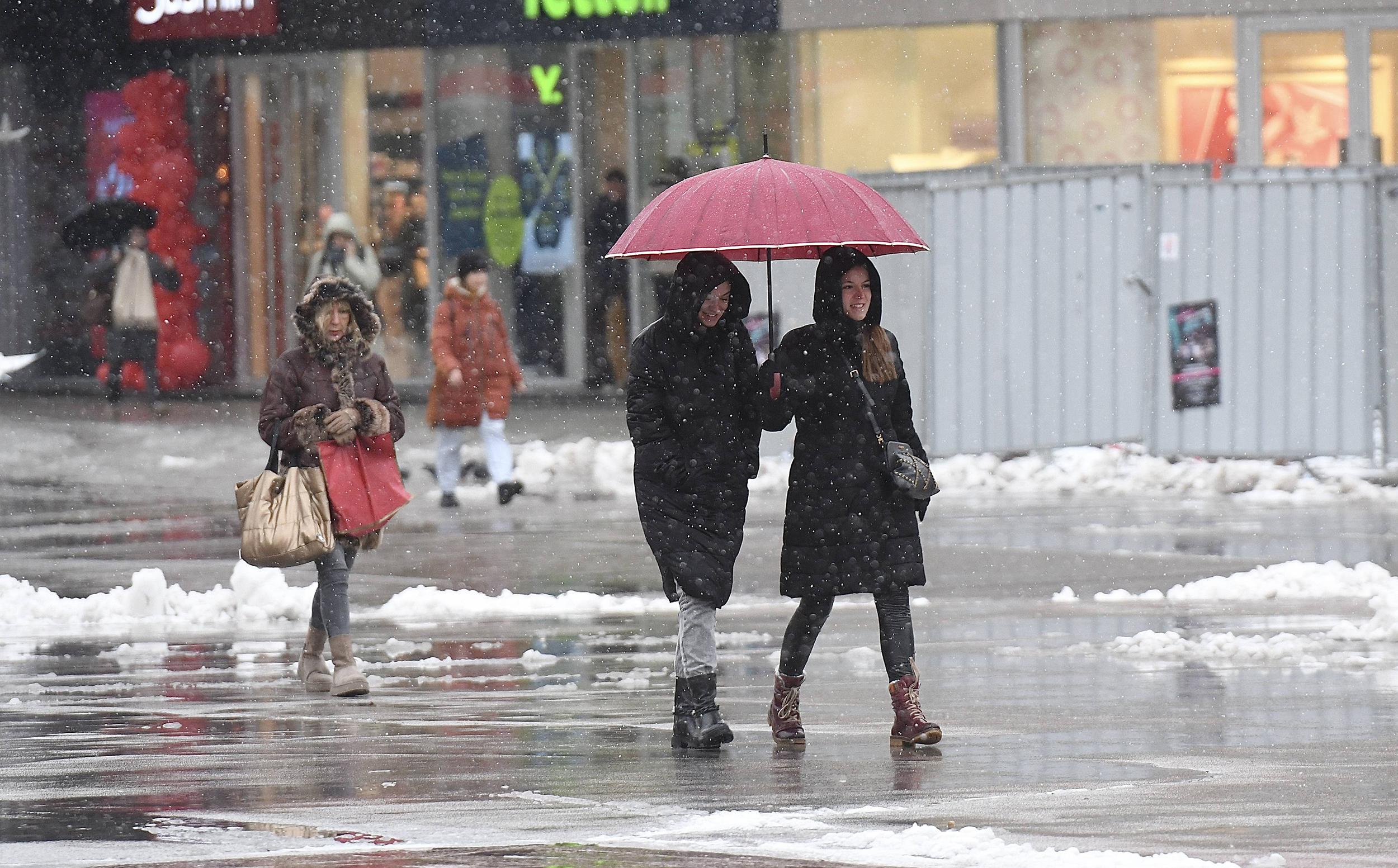 Novi Sad, 24.12.2024. - Sneg koji od juce pada u Novom Sadu se uglavnom otopio ili je ocisscen. Od jutros pada susnezica, kolovozi u gradu su vlazni i klizavi, saobracaj se odvija otezano, ali bez vecih problema. (BETAPHOTO/DRAGAN GOJIC)