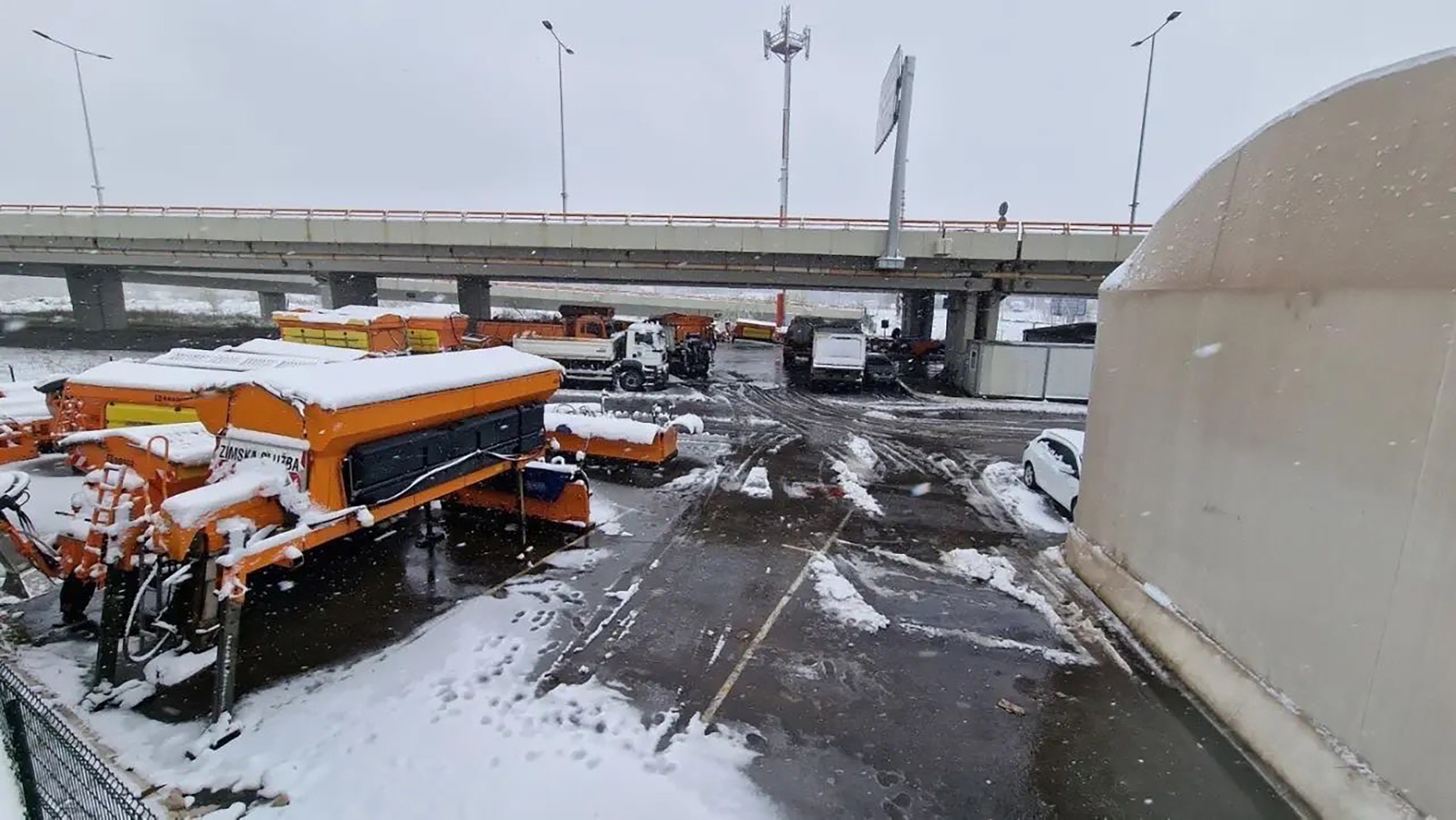 zimska služba sluzba sneg beograd 4.4.2023 garaža baza zimske sluzbe kamioni