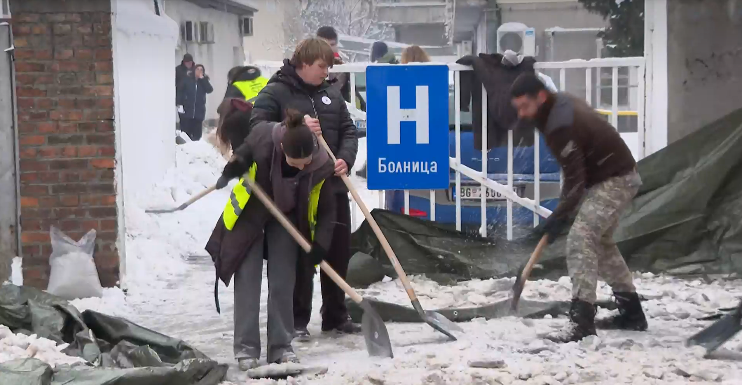 studenti akcija ciscenje snega sneg foto n1 (1)