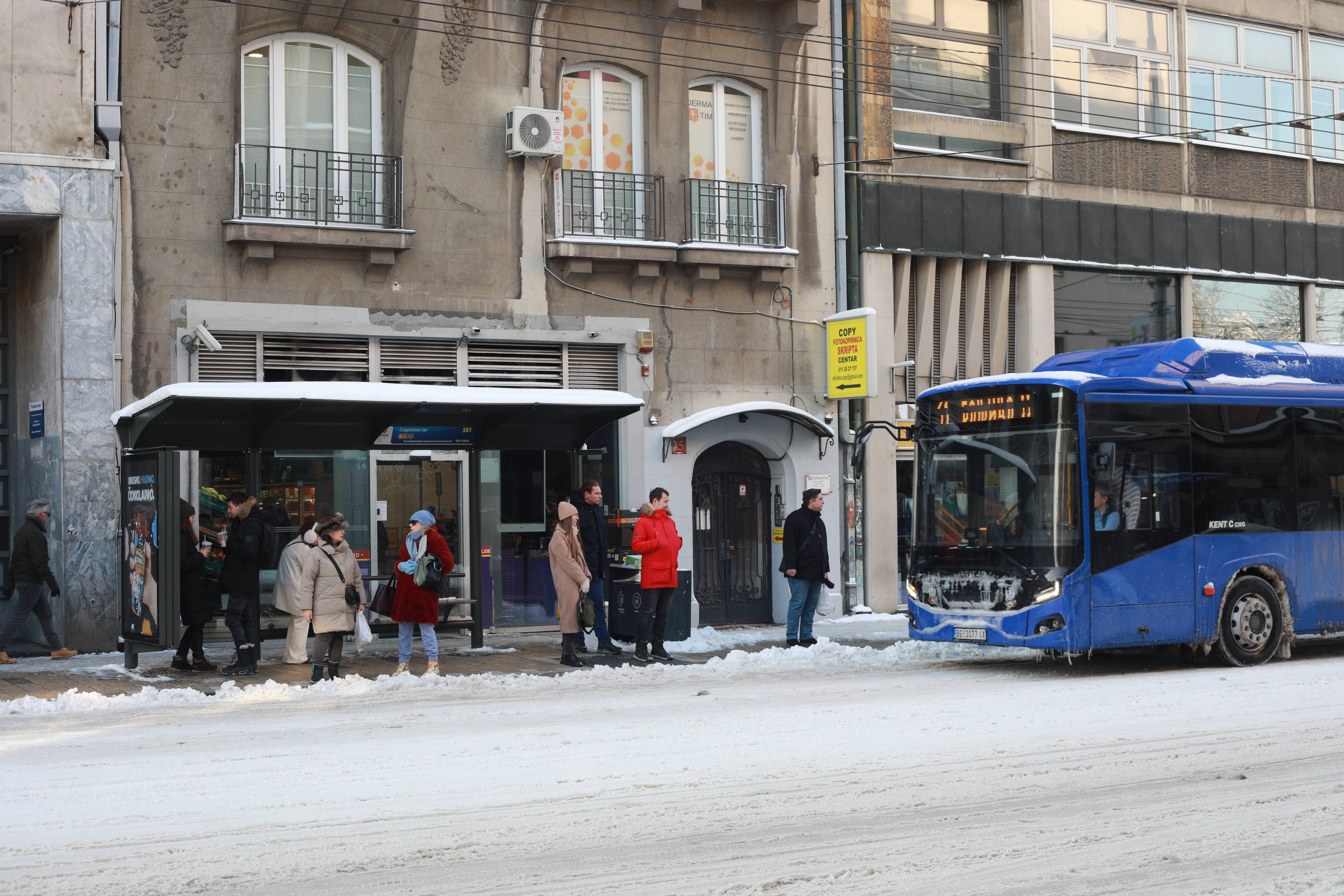 Beograd, 8.01.2026. - Zamrznute ulice prekrivene ledom i snegom sa temperaturom od oko -4 Celzijusova stepena docekale su jutros ne bas veliki broj Beogradjana i vozila, prvog dana posle praznika. (BETAPHOTO/MILOS MISKOV)