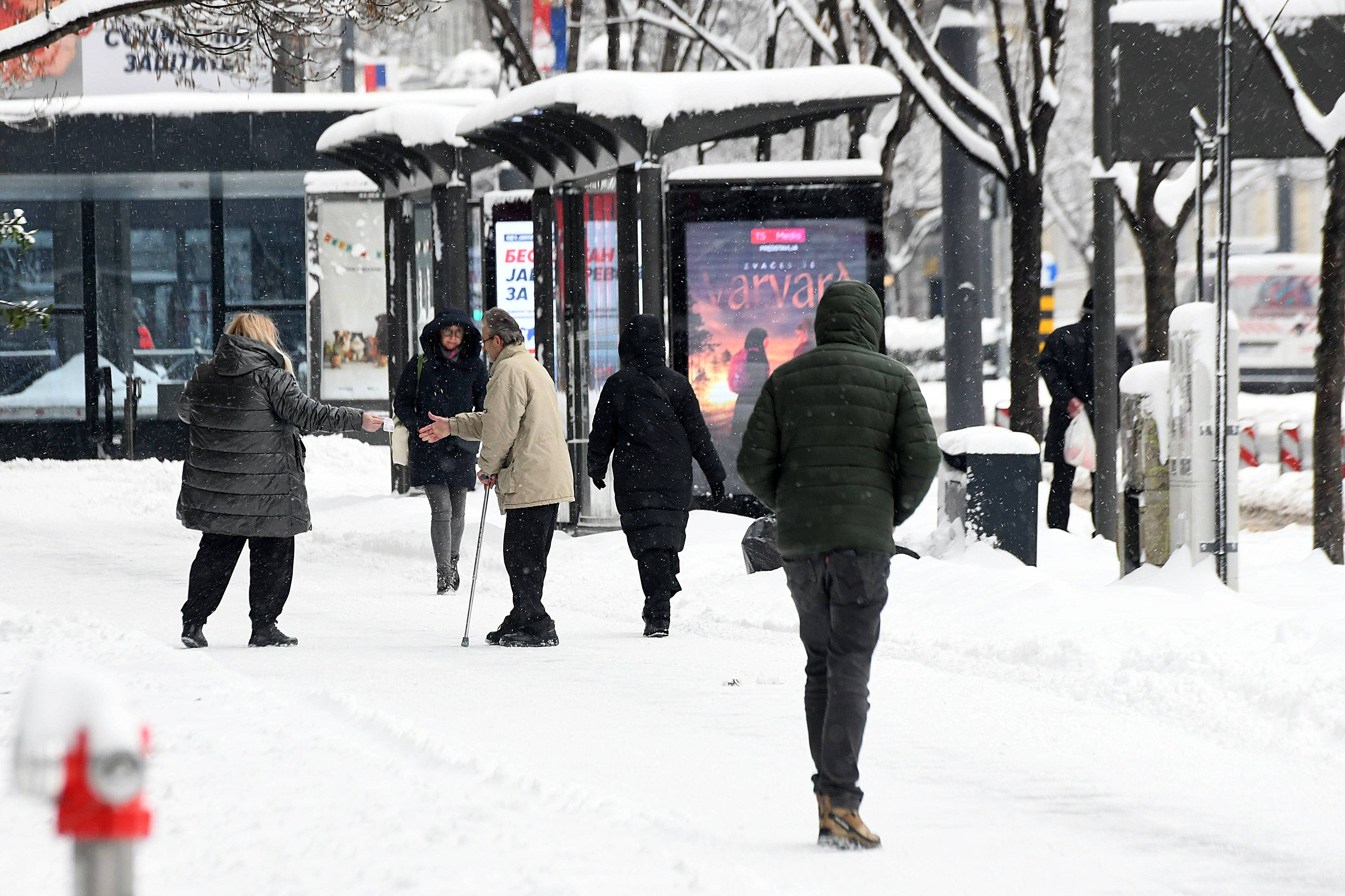 Beograd, 8.01.2026. - Zamrznute ulice prekrivene ledom i snegom sa temperaturom od oko -4 Celzijusova stepena docekale su jutros ne bas veliki broj Beogradjana i vozila, prvog dana posle praznika. (BETAPHOTO/MILAN ILIC)