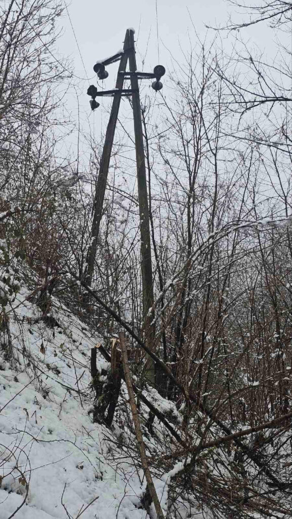 Mesto: Srbija
Datum: Fri Jan 09 15:54:24 CET 2026
Dogadjaj:  DRUŠTVI - sve ekipe EPS su na terenu i oćekuje se da Majdanpek i Loznice sa okolinom tokom dana dobiju električnu energiju
Izvor: FoNet/EPS