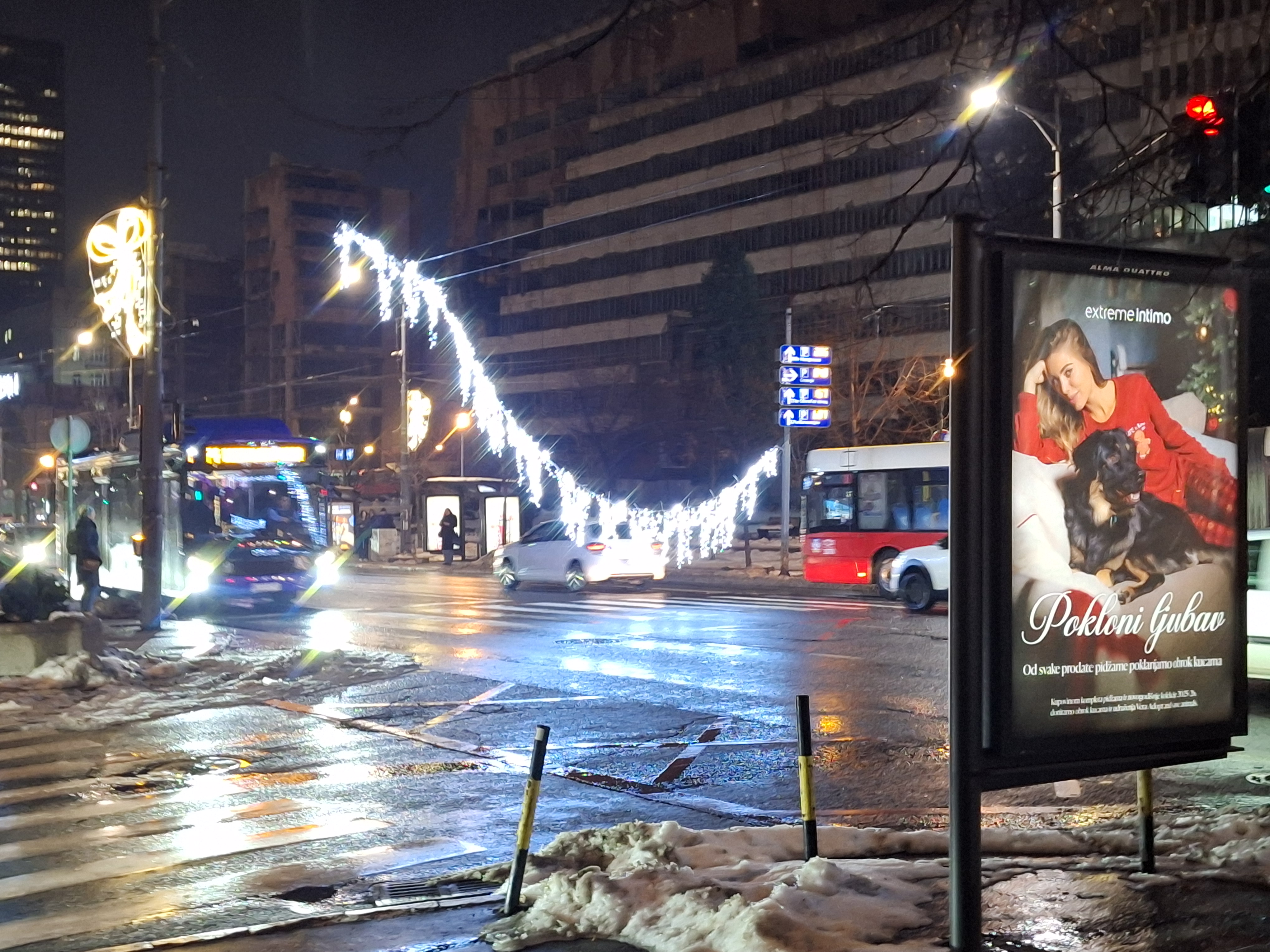 Pala novogodišnja rasveta u Kneza Miloša u Beogradu