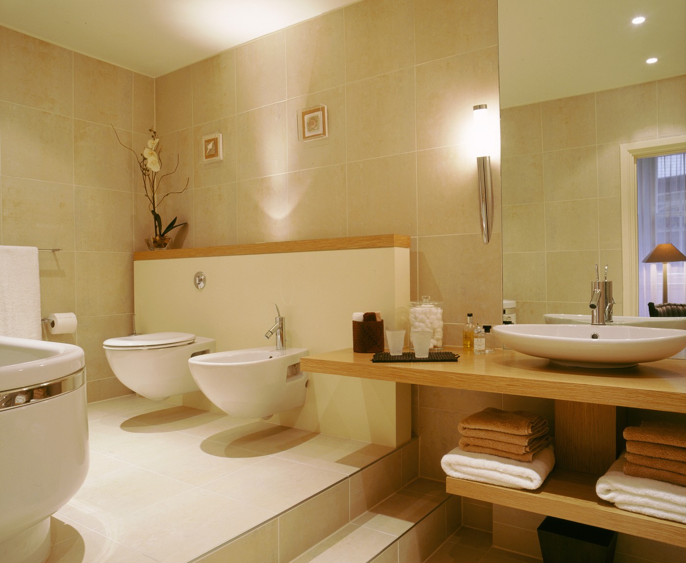 Modern, neutral bathroom, toilet, bidet, washbasin on wood unit, concealed lighting,,Image: 139406440, License: Rights-managed, Restrictions: World Rights, Model Release: no, Credit line: James Mitchell / Avalon / Profimedia