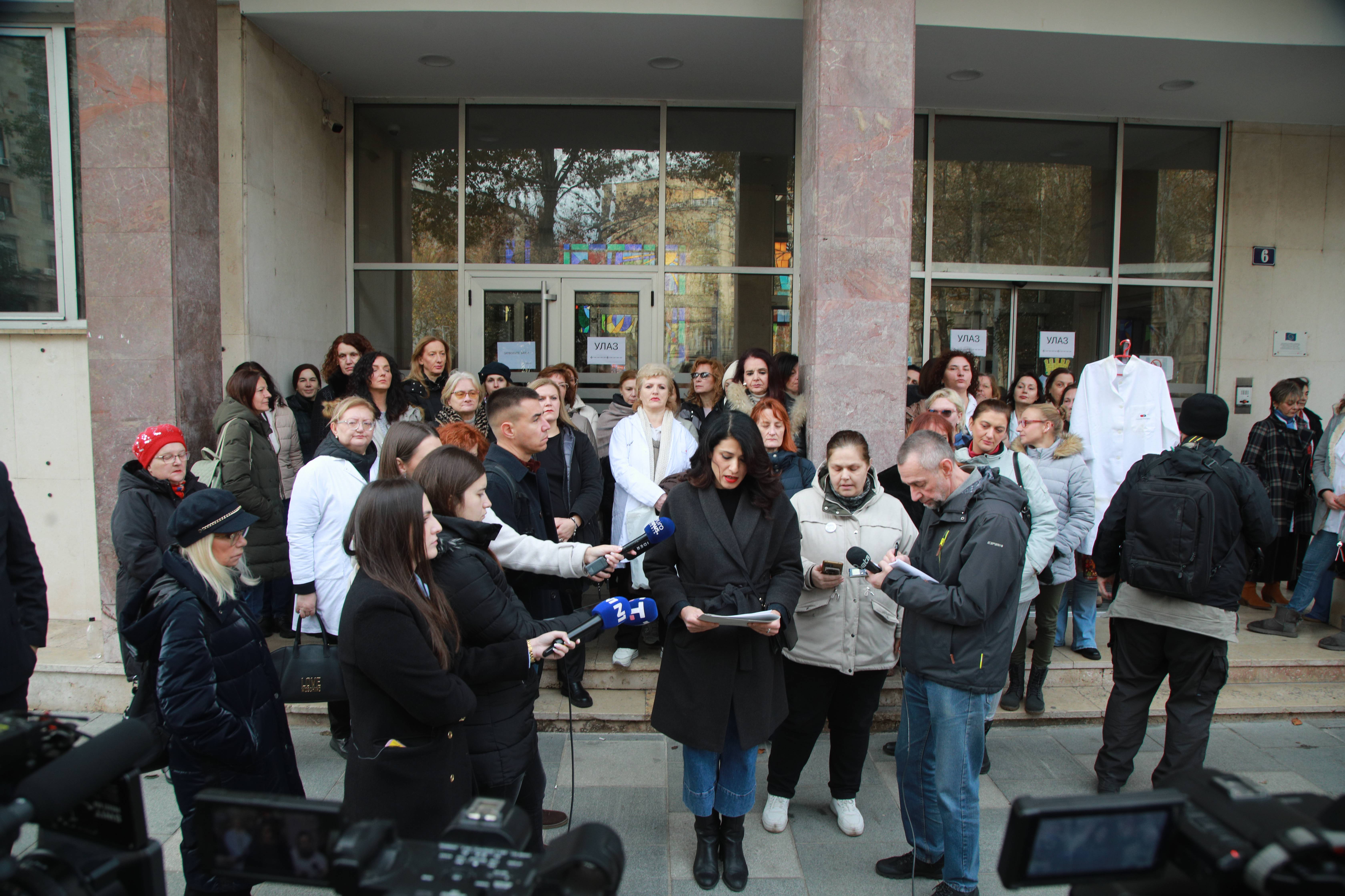 Beograd, 4.12.2023. - Sednica Skupstine grada Beograda odrzana je danas u Skupstini Grada Beograda. Farmaceut i upravnica Apoteke "Beograd" na Bezanijskoj kosi Vera Popovic obratila se novinarima pre pocetka sednice. (BETAPHOTO/MILOS MISKOV)