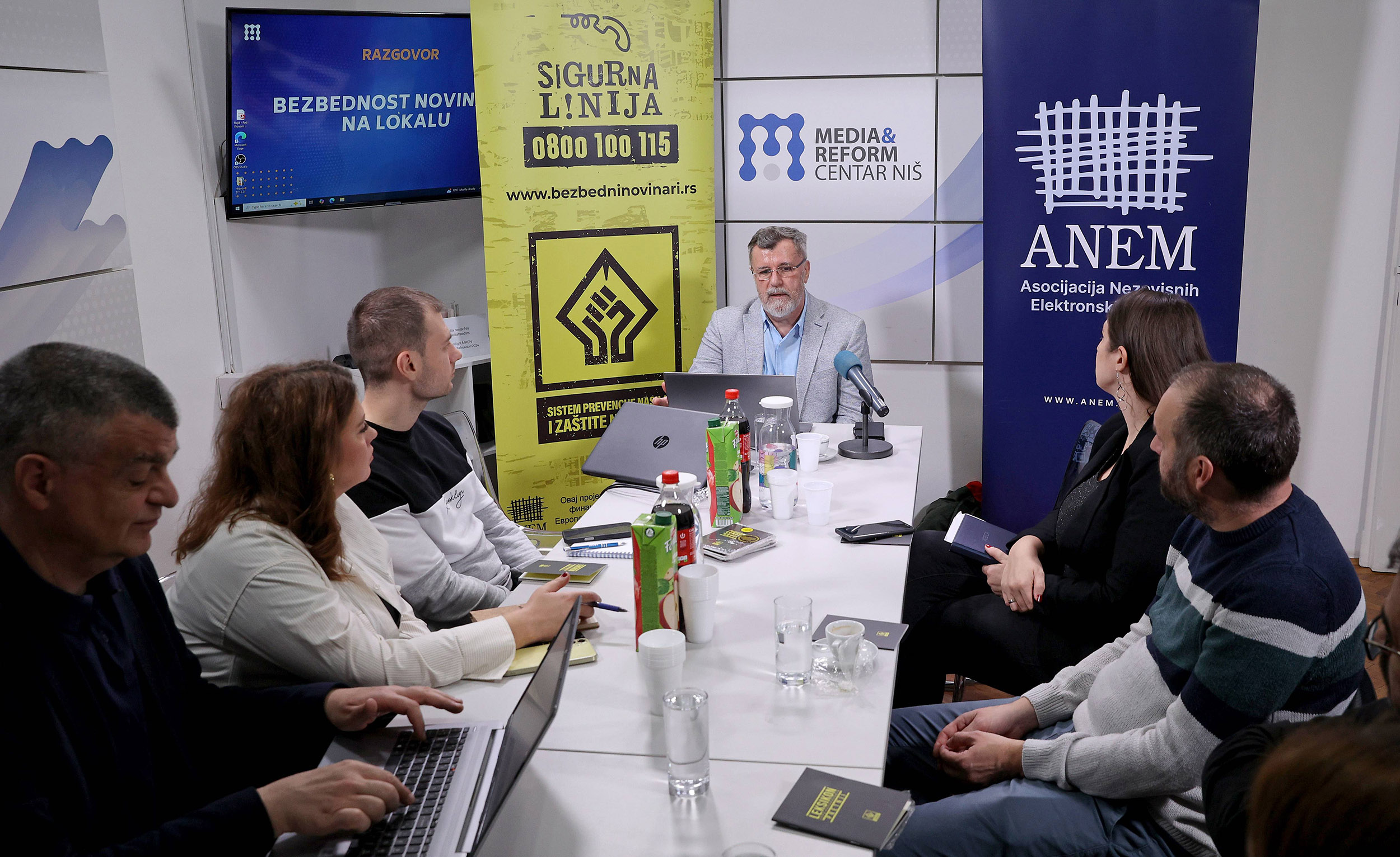 Nis, 27.10.2025. - Razgovor o bezbednosti novinara na lokalu odrzan je danas u Medija i reform centru Nis. Razgovor je vodio predsednik Upravnog odbora Asocijacije nezavisnih elektronskih medija (ANEM) Veran Matic. (BETAPHOTO/SASA DJORDJEVIC)