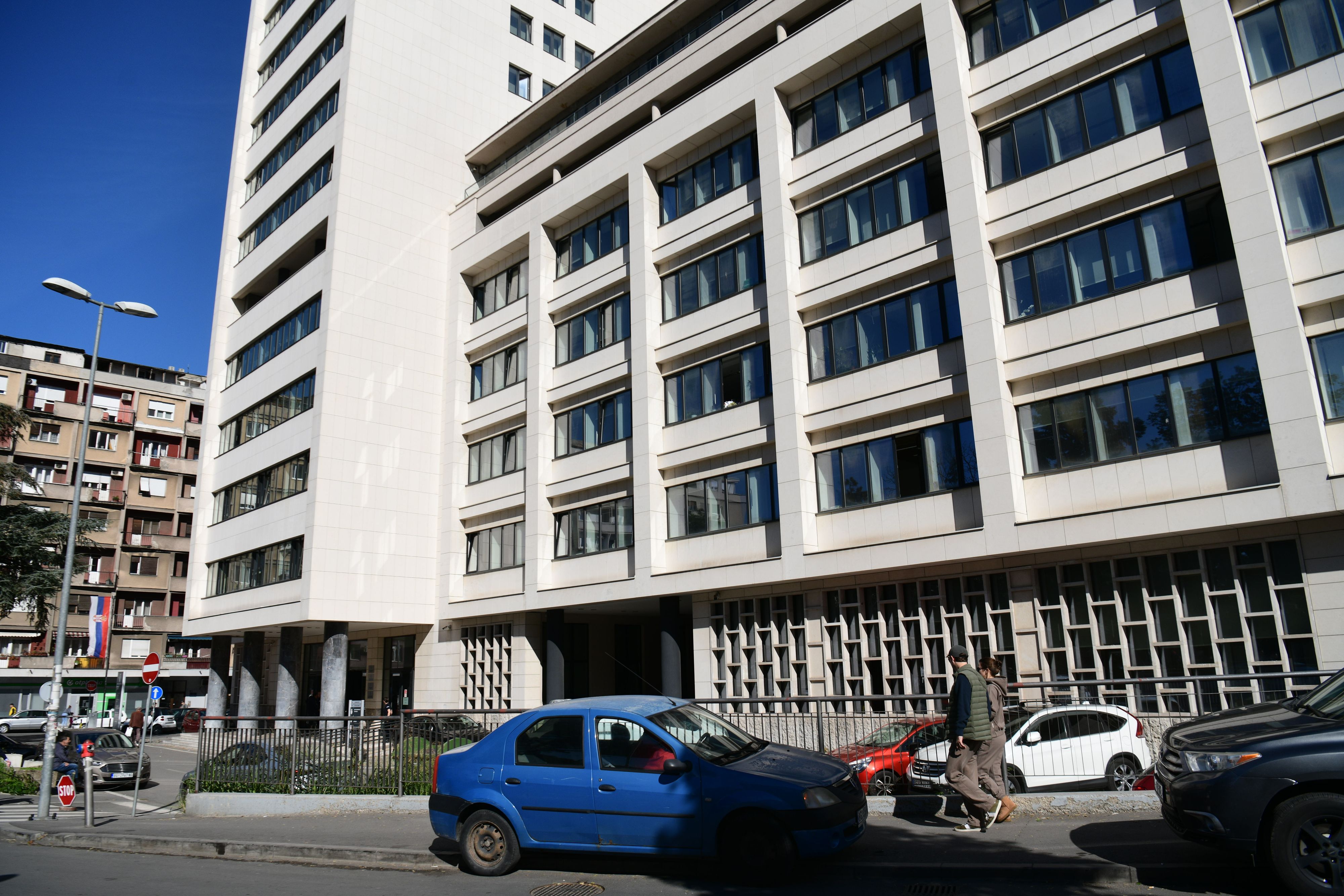 Beograd 18.10.2024. Katanićeva, sud, Prvi  osnovni sud, zgrada, ilustracija, pokrivalica, fičer. Doalzak glumca Dragana Bjelogrlića u Prvi osnovni sud u Katanićevoj, na suđenje sa rediteljem Predragom Gagom Antonijevićem Foto: Filip Krainčanić/Nova.rs