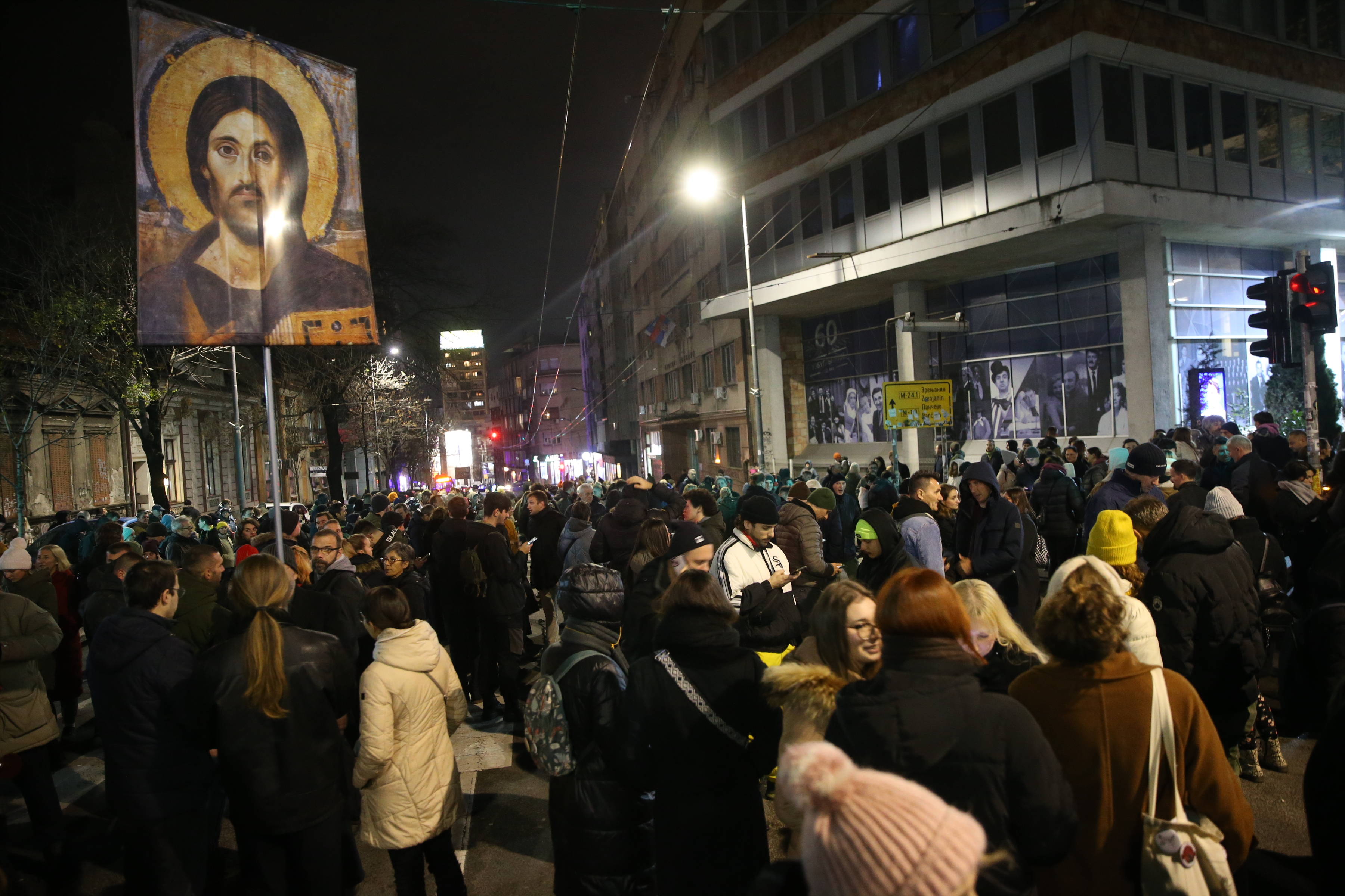 Students in the blockade called for a gathering in front of the Radio Television of Serbia building.Studenti u blokadi pozvali su na okupljanje ispred zgrade Radio televizije Srbije.