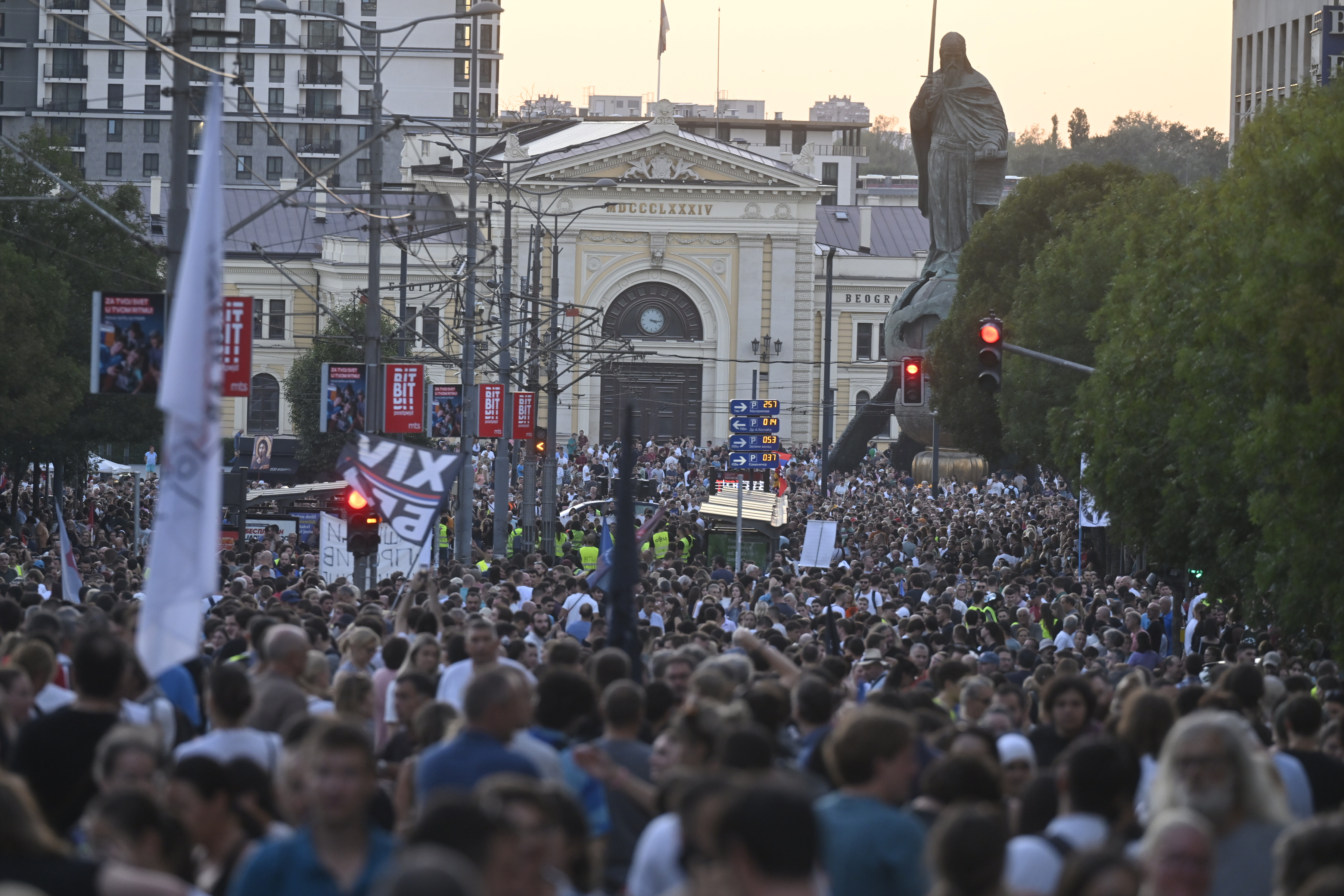 A gathering of high school students, students and citizens began at the old Main Railway Station, from where a commemorative walk to the Republic Square began on the occasion of 10 months since the collapse of the canopy at the Railway Station in Novi Sad