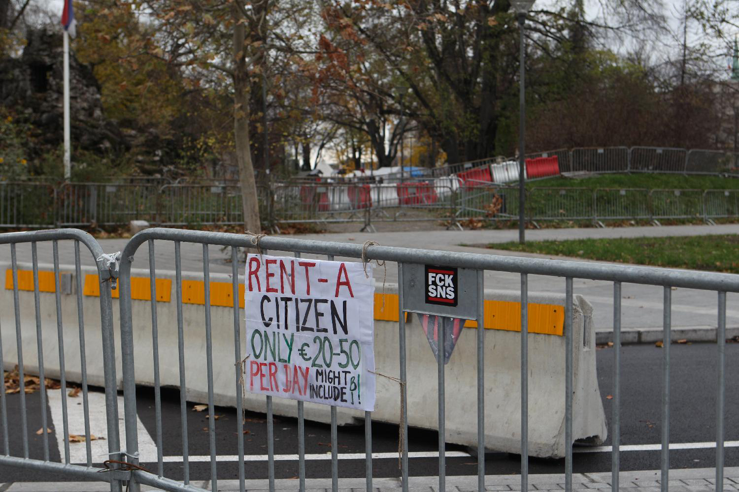 Mesto: Beograd
Datum: Wed Nov 26 14:57:34 CET 2025
Dogadjaj: DRUŠTVO/POLITIKA - Šatorsko nasilje, nezvačno poznato kao Ćacilend, u Pionirskom parku, nadomak Skupštine Srbije
Fotoreporter: Relja Jarkovački
Izvor: FoNet