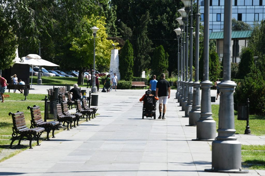 Beograd 27.08.2020. Hram Svetog Save, plato ispred Hrama Svetog Save, park, polomljene ploče, popucale ploče Foto: Vesna Lalić/Nova.rs