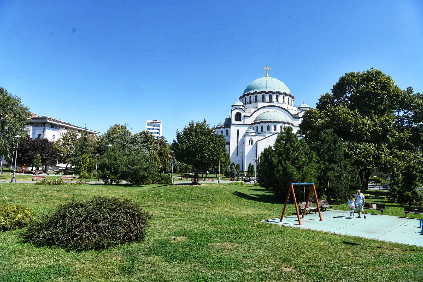 Beograd 27.08.2020. Hram Svetog Save, plato ispred Hrama Svetog Save, park, polomljene ploče, popucale ploče Foto: Vesna Lalić/Nova.rs