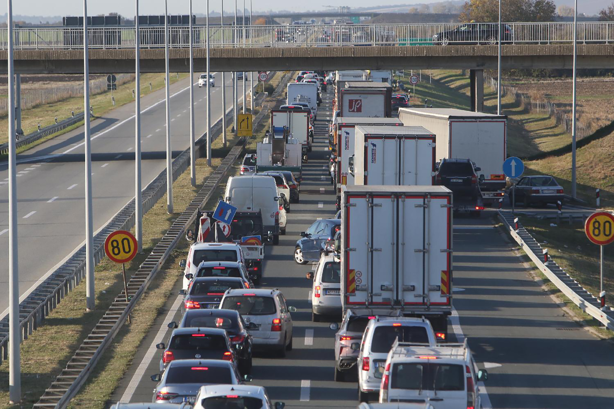 autoput za Novi Sad blokiran je kod Inđije