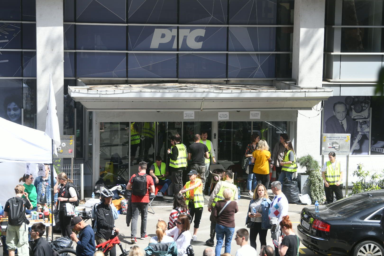 Beograd 16. april 2025. Studentska blokada Radio televizije Srbije ulaz Takovska ulica, treci dan, studenti, RTS, Radio televizija Srbije Foto:Filip Krainčanić/Nova.rs