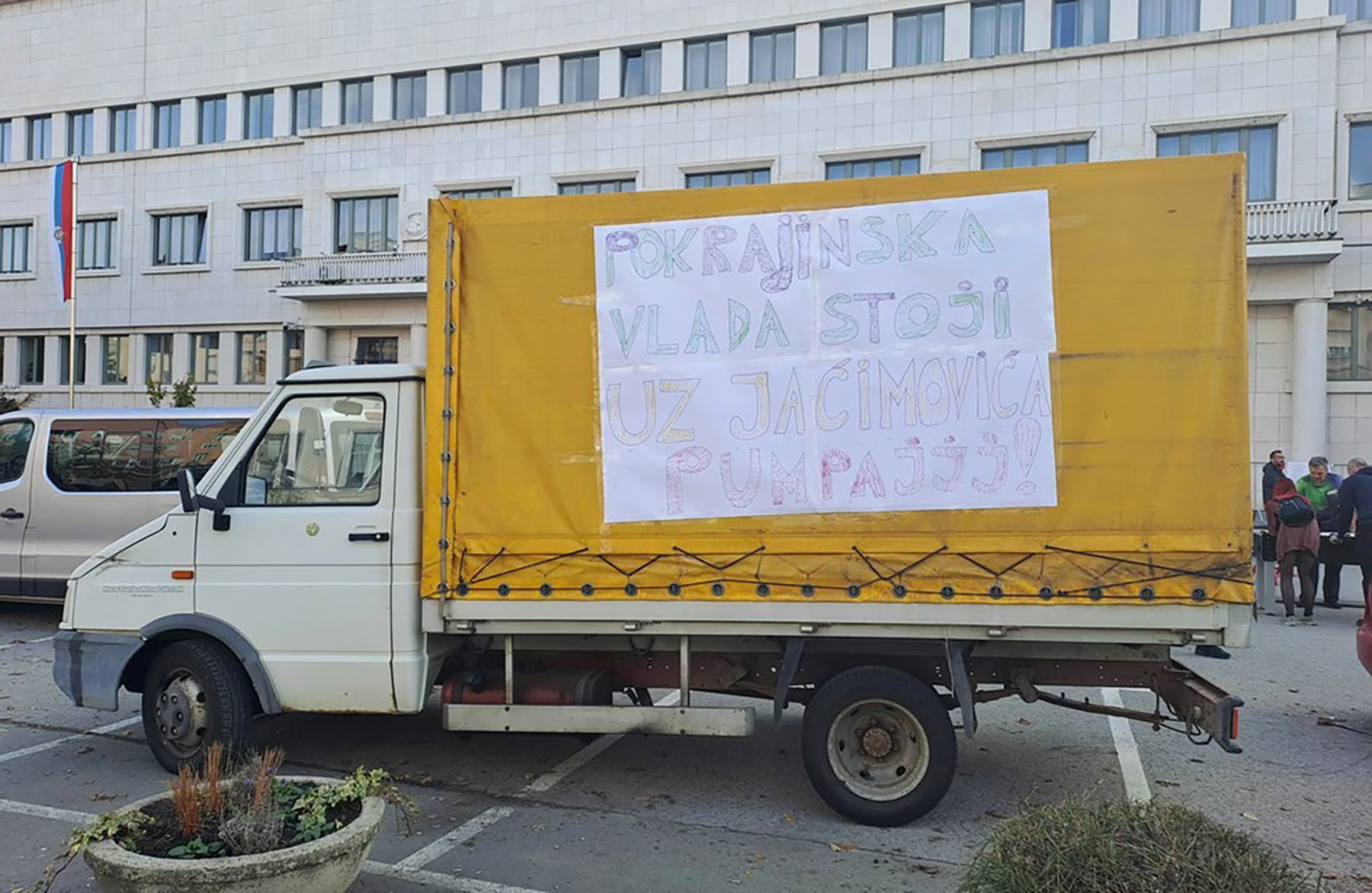 U blizini šatora u kojem Milomir Jaćimović boravi tokom 7. dana štrajka glađu, građani su na žuti kamion zakačili transparent sa sarkastičnim natpisom: "Pokrajinska vlada stoji uz Jaćimovića. Pumpaj"