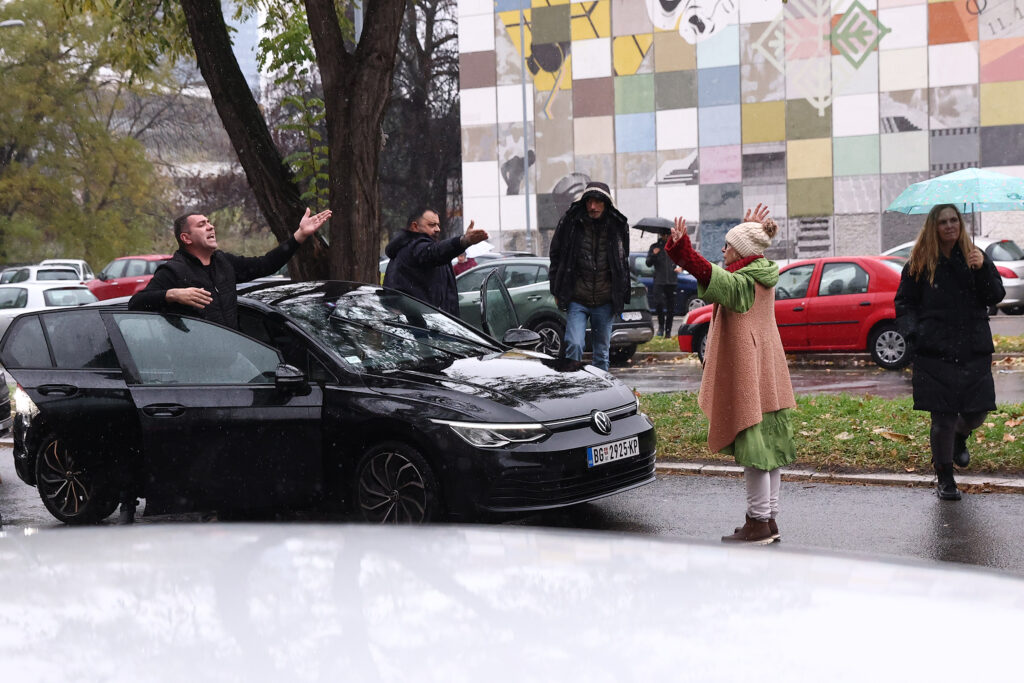 Aleksandar Jokić na mesto vozaca beograd 22.11.2024  FDU Tuča ispred zgrade FDU-a tokom akcije "Stani Srbijo" napad, incident, studenti, FDU, Fakultet dramskih umetnosi