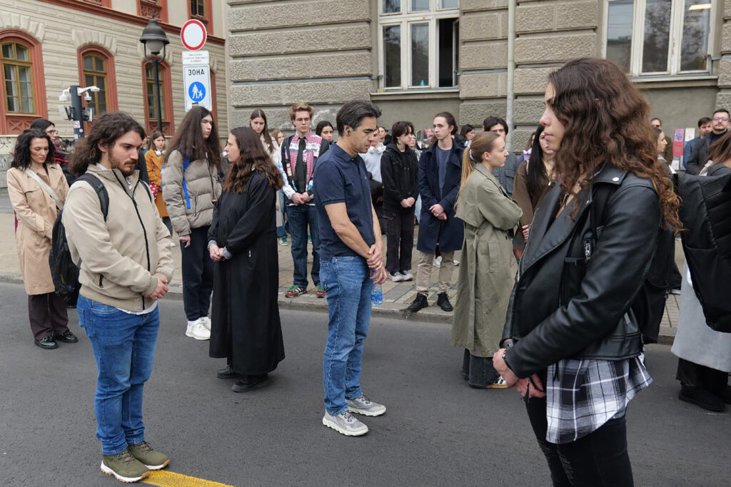 Mesto: Beograd
Datum: Mon Nov 17 13:33:18 CET 2025
Dogadjaj: DRUŠTVO - Pomen povodom godišnjice smrti studentkinje Anje Radonjić, koja je teško povređena u padu nadstrešnice na novosadskoj železničkoj stanici.
Fotoreporter: Milica Vučković
Izvor: FoNet