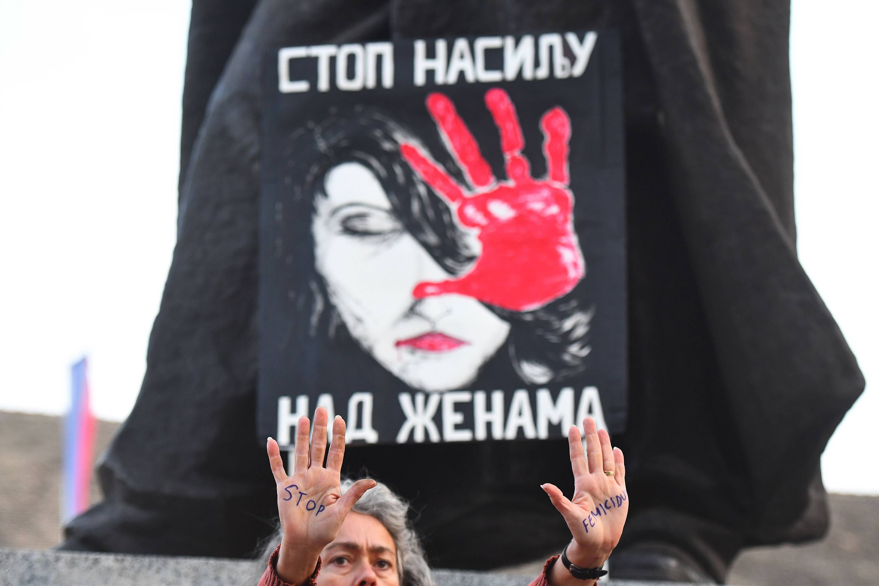 Novi Sad, 16.10.2023. - Aktivistkinje i gradjanke Novog Sada okupljene u grupi "Zene za promene" izvele su protestnu akciju zbog ubistva jos jedne zene: "26 minuta cutnje za 26 ubijenih zena", danas na Trgu slobode u Novom Sadu.   (BETAPHOTO/DRAGAN GOJIC)