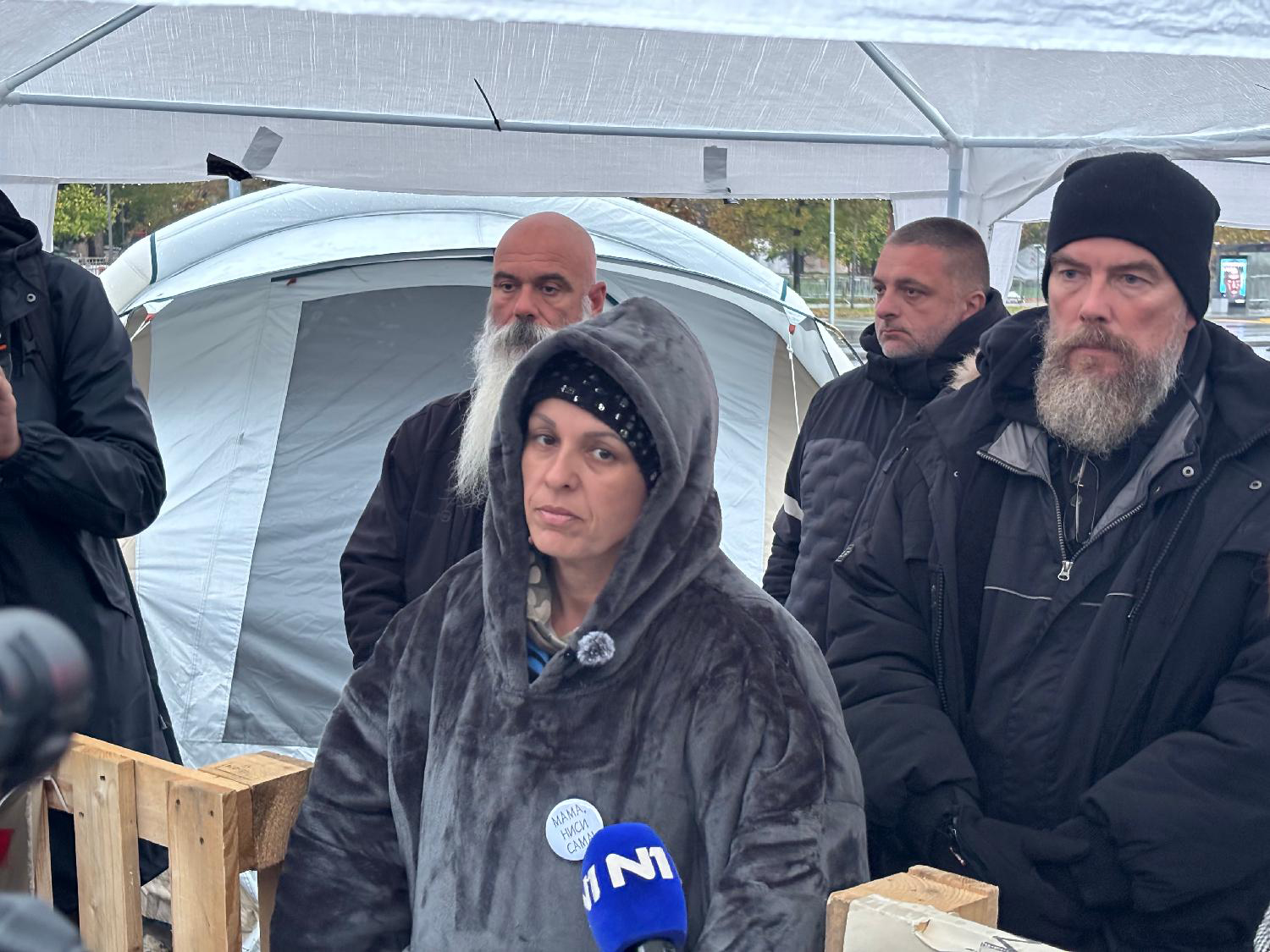 Mesto: Beograd
Datum: Mon Nov 10 16:47:16 CET 2025
Dogadjaj: DRUŠTVO - obraćanje novinarima Dijane Hrke, koja deveti dan štrajkuje glađu nadomak Skupštine Srbije
Fotoreporter: Marko Čonjagić
Ličnosti: Dijana Hrka
Izvor: FoNet