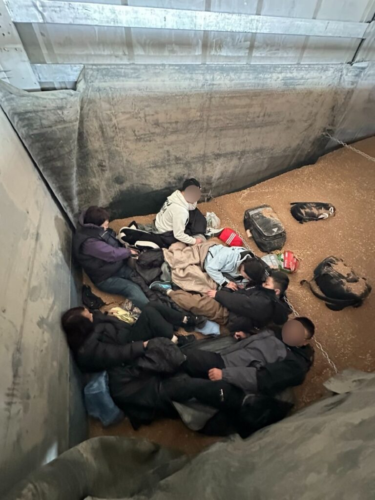 Migranti u tovaru pšenice Foto:Uprava carina